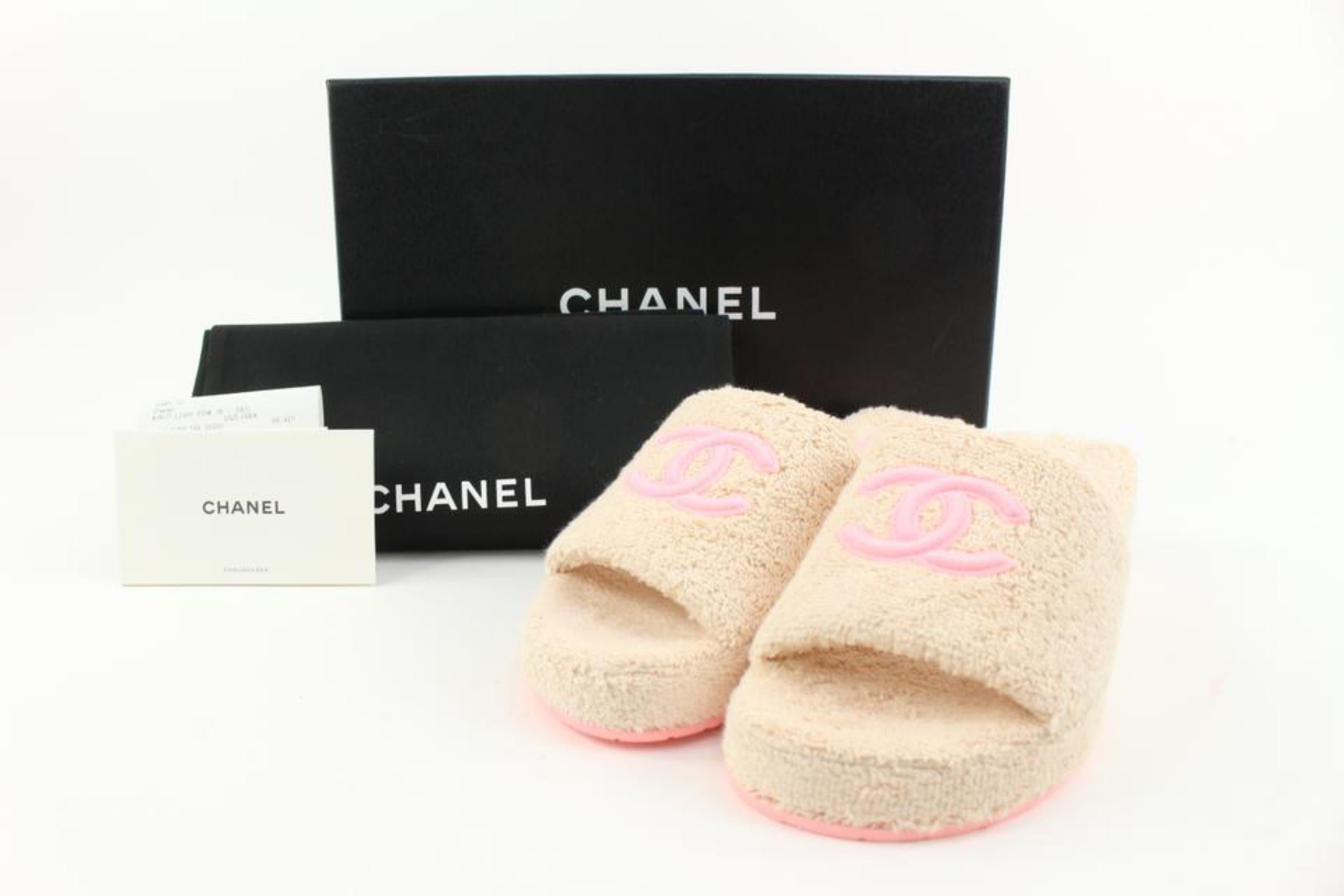 Chanel 22C Size 38 Pink Terry Cloth Wedge Sandal CC Mule Slides 11ck228s
Date Code/Serial Number: A 638558
Made In: Italy
Measurements: Length:  9.5