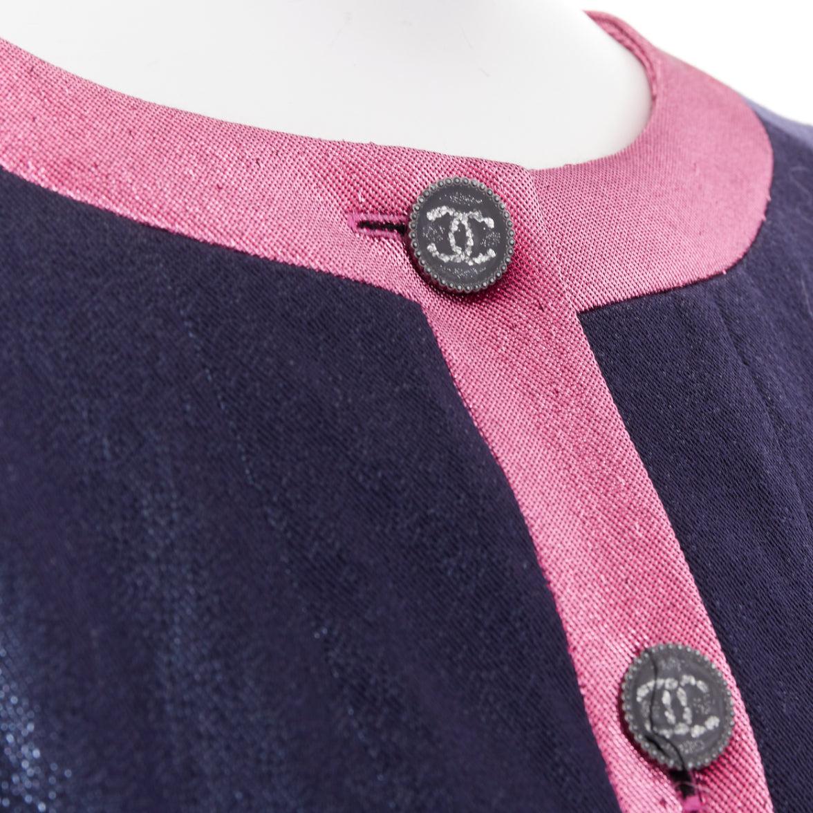 CHANEL 22K rose marine métallisé veste courte FR36 S
Référence : LAYU/A00066
Marque : Chanel
Designer : Virginie Viard
Collectional : 2022 automne/hiver - Défilé
MATERIAL : Laine, mélange
Couleur : rose, marine
Motif : Solide
Fermeture :