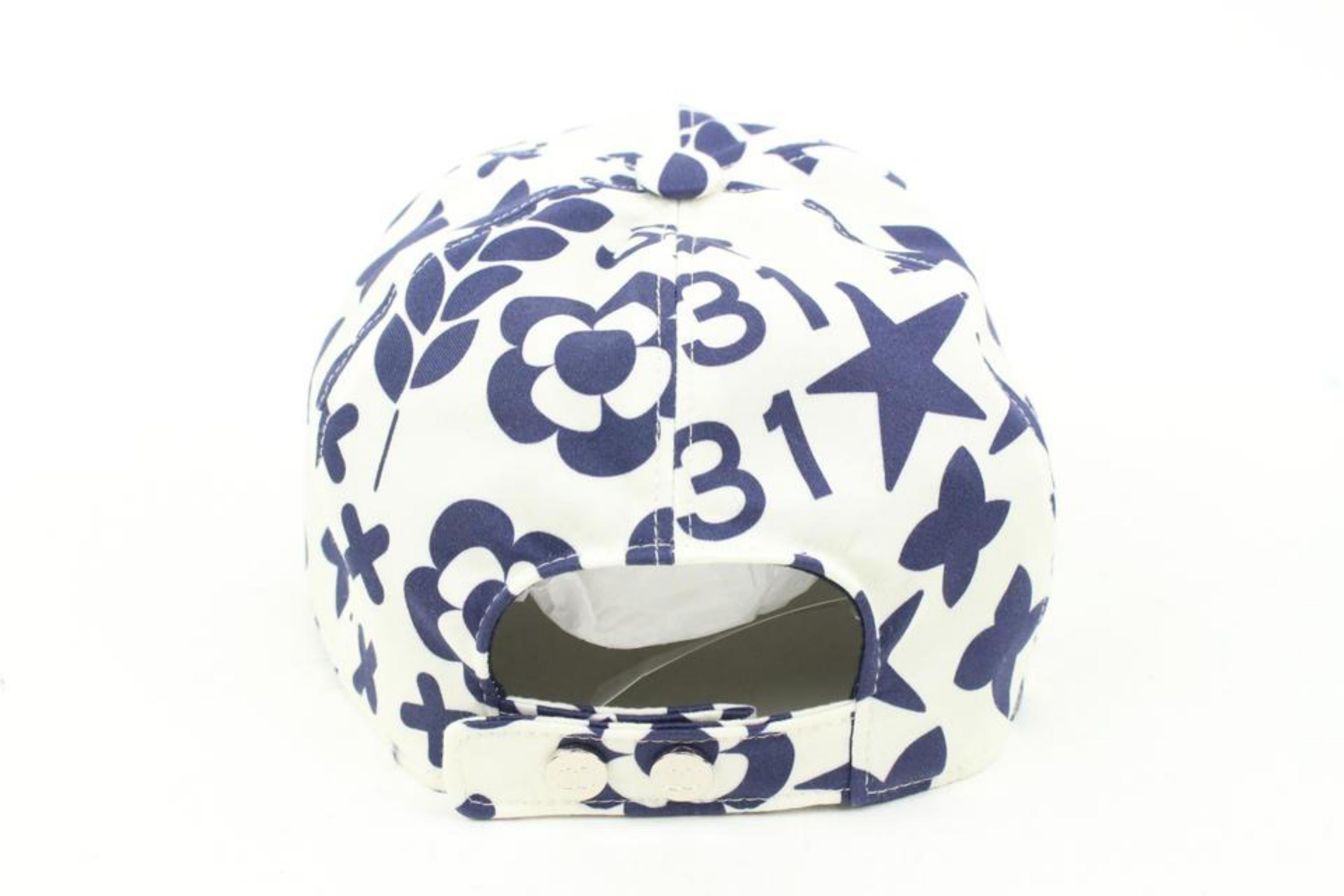 Chapeau de baseball Chanel 22P 2022 à breloques blanches x bleu marine avec logo CC 85C24 Neuf - En vente à Dix hills, NY