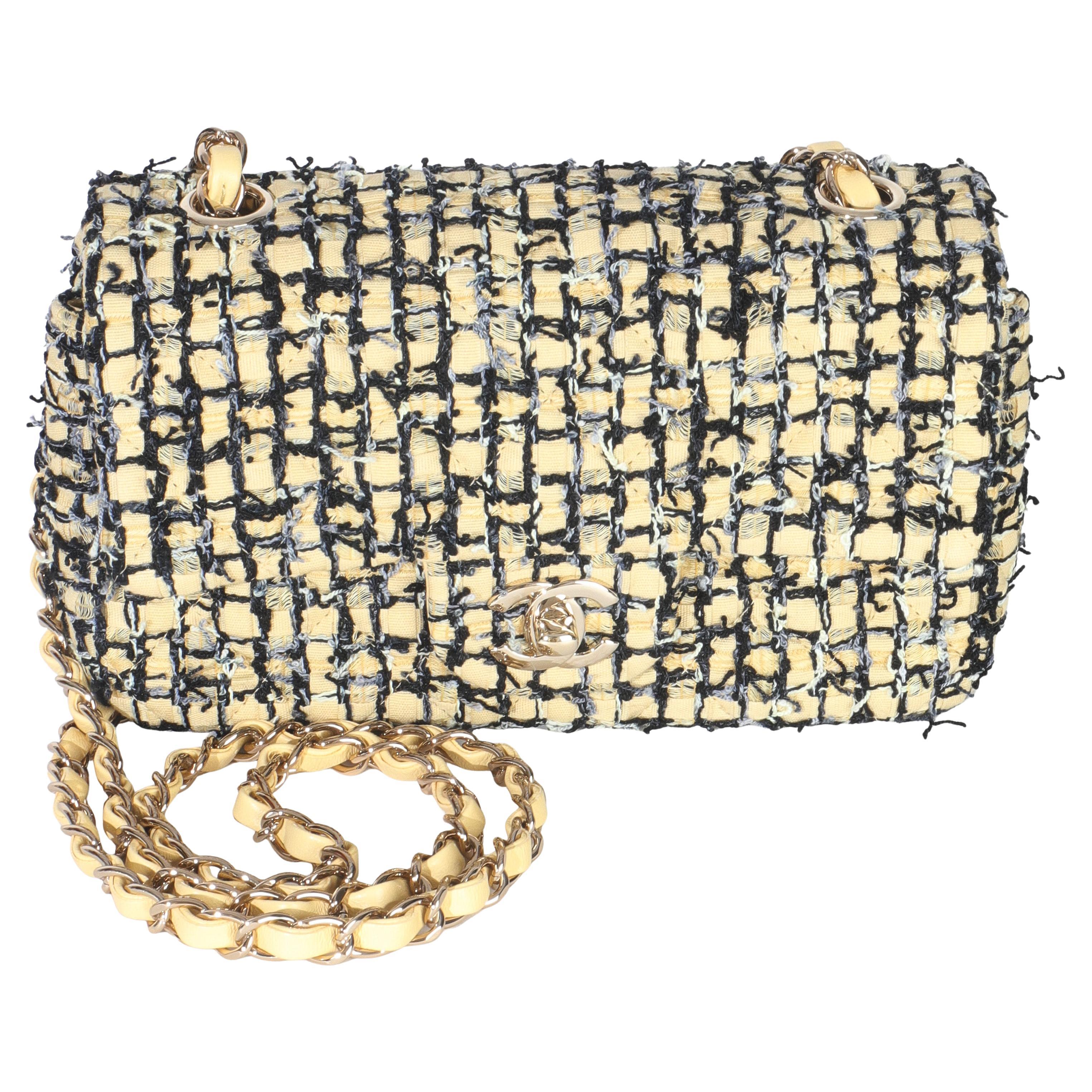 Chanel 22P Mini borsa rettangolare in tweed giallo nero con patta in vendita