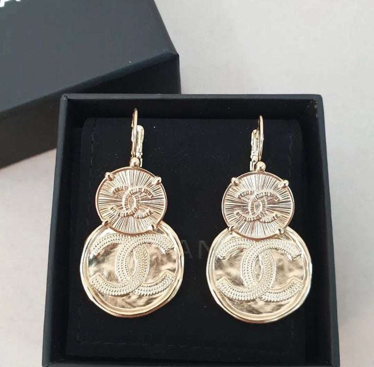 chanel 22p cc heart hoop earrings
