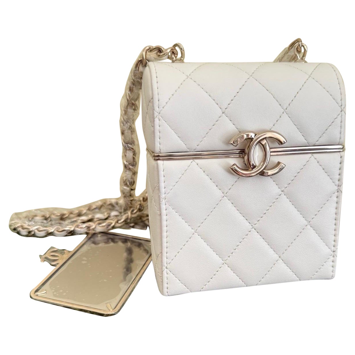 Chanel 22p Mini Bianco Trapuntato in pelle d
agnello Box Crossbody Bag in vendita