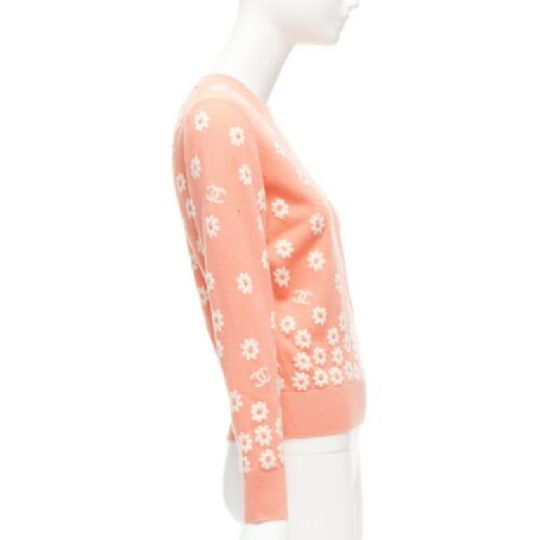 Pull pull-over CHANEL 22P couleur pêche en cachemire mélangé à fleurs CC FR34 Excellent état - En vente à Hong Kong, NT