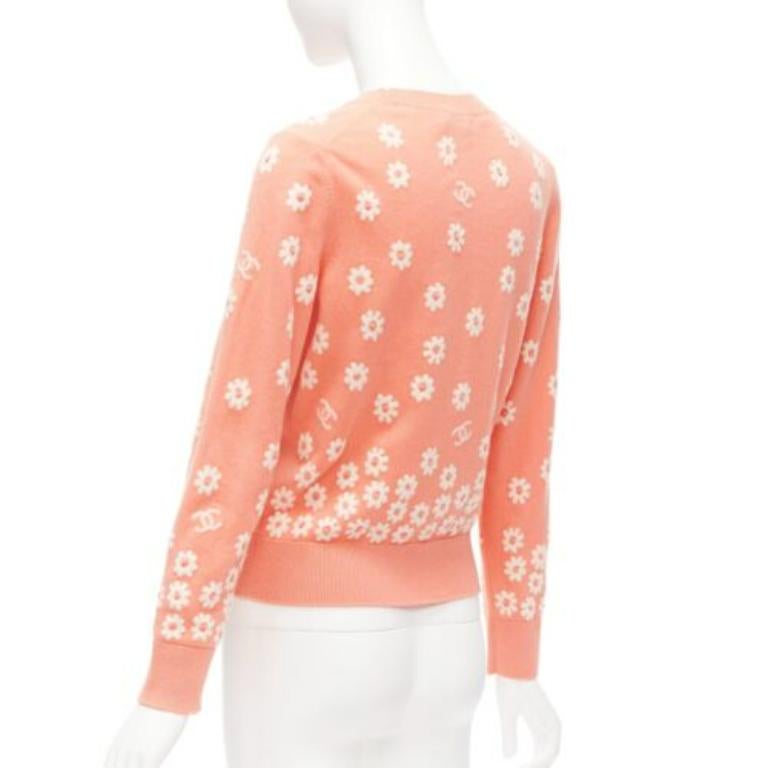Pull pull-over CHANEL 22P couleur pêche en cachemire mélangé à fleurs CC FR34 Pour femmes en vente