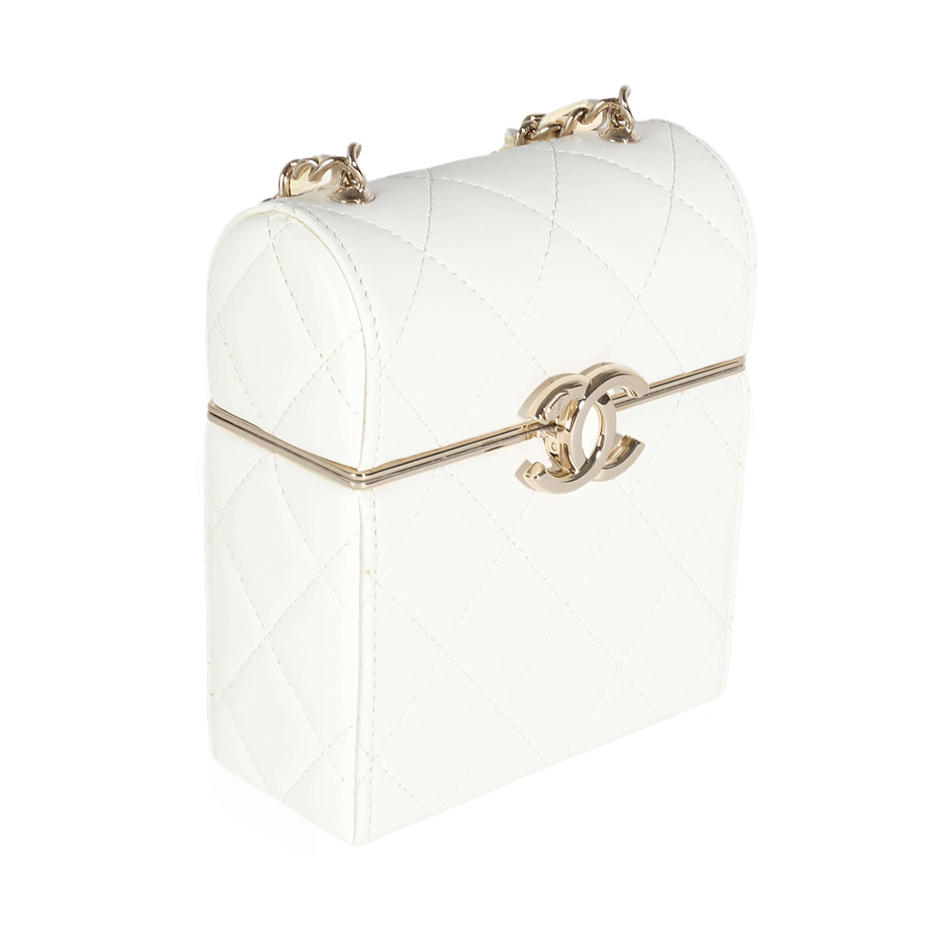 Auflistung Titel: Chanel 22P Weißes gestepptes Lammfell Mini Box Clutch
SKU: 140839
Zustand: Gebraucht 
Handtasche Zustand: Ausgezeichnet
Bemerkungen zum Zustand: Artikel ist in ausgezeichnetem Zustand und weist leichte Gebrauchsspuren auf.v