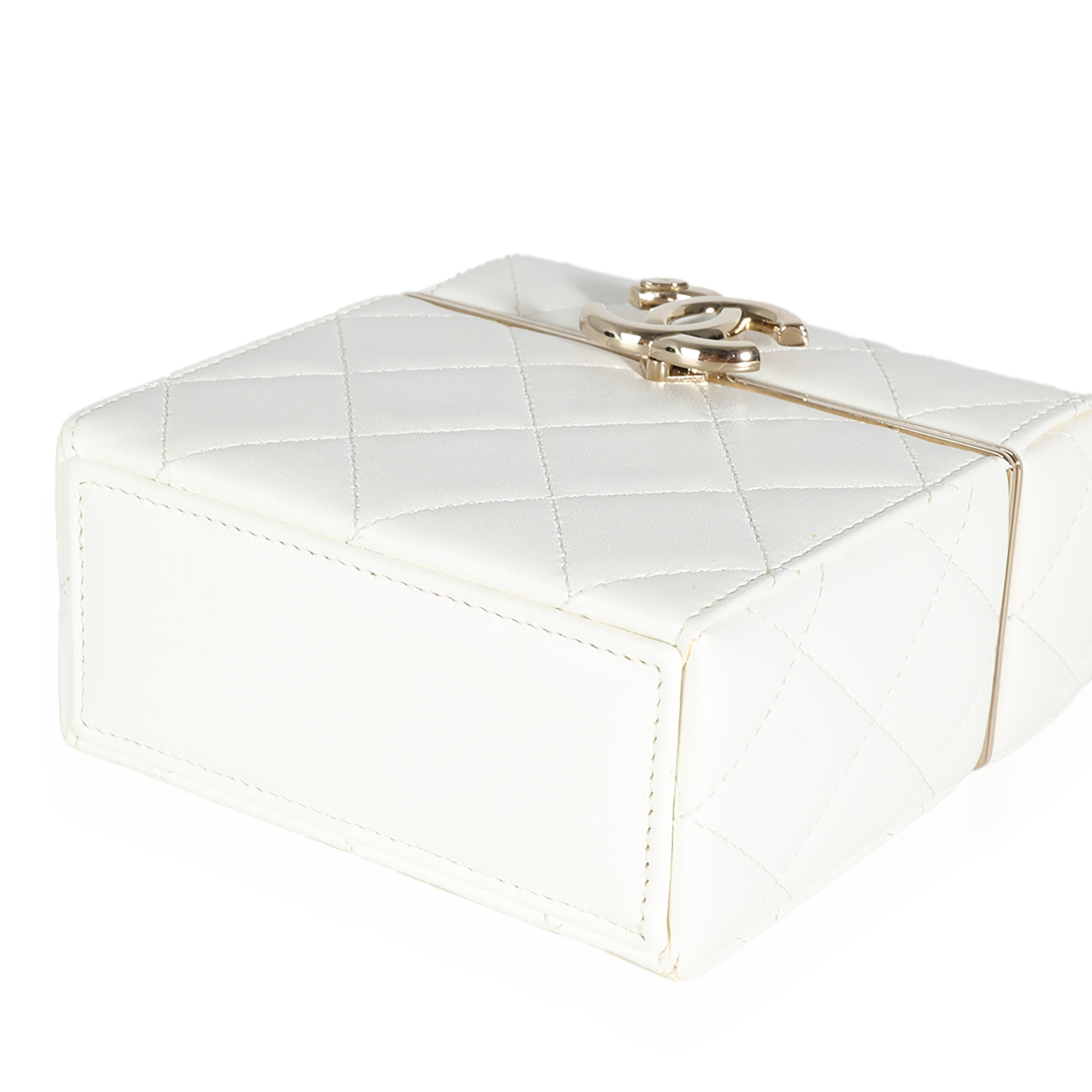 Chanel 22P Weiße gesteppte Lammfell-Minibox-Clutch aus Lammfell im Zustand „Hervorragend“ im Angebot in New York, NY