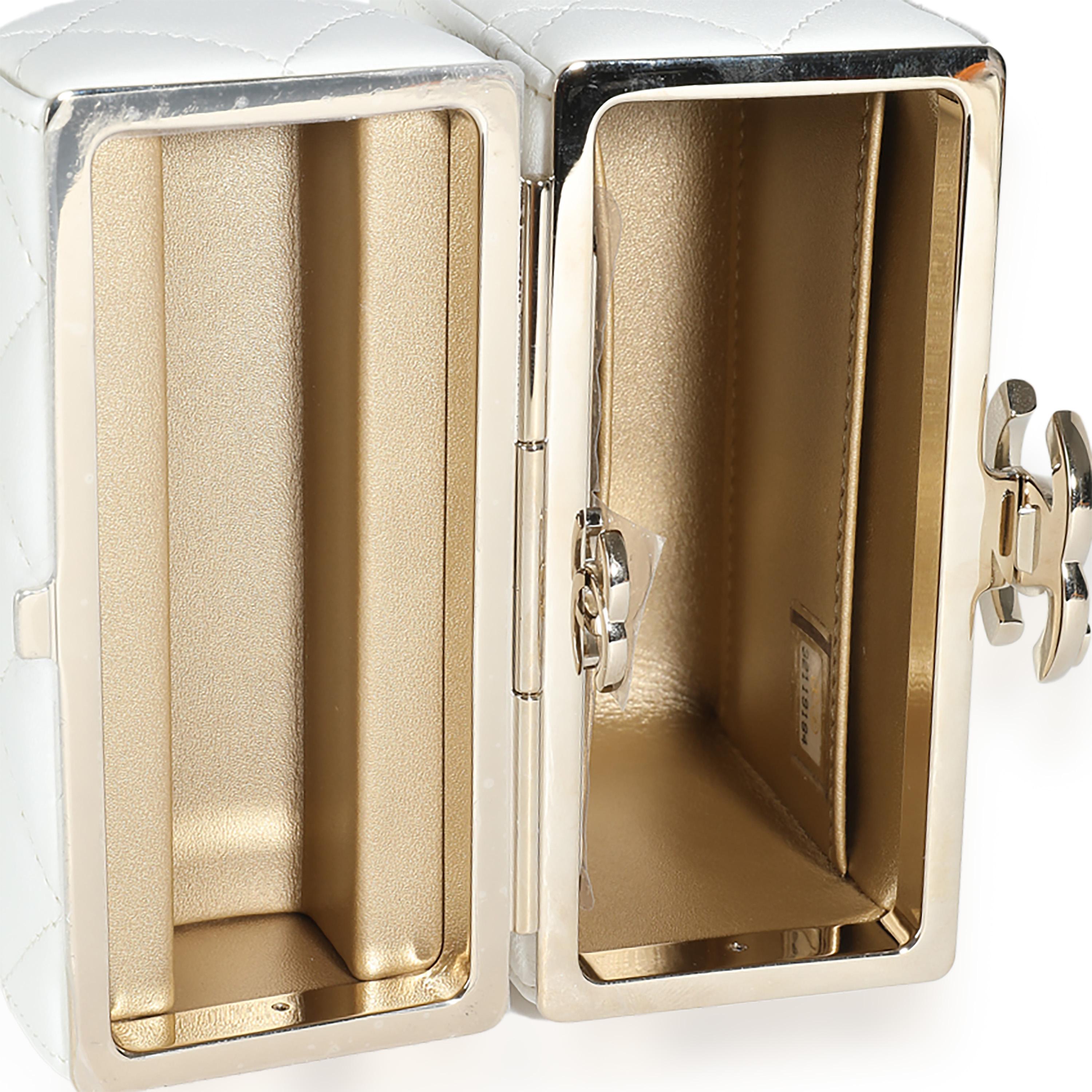 Chanel 22P Weiße gesteppte Lammfell-Minibox-Clutch aus Lammfell für Damen oder Herren im Angebot