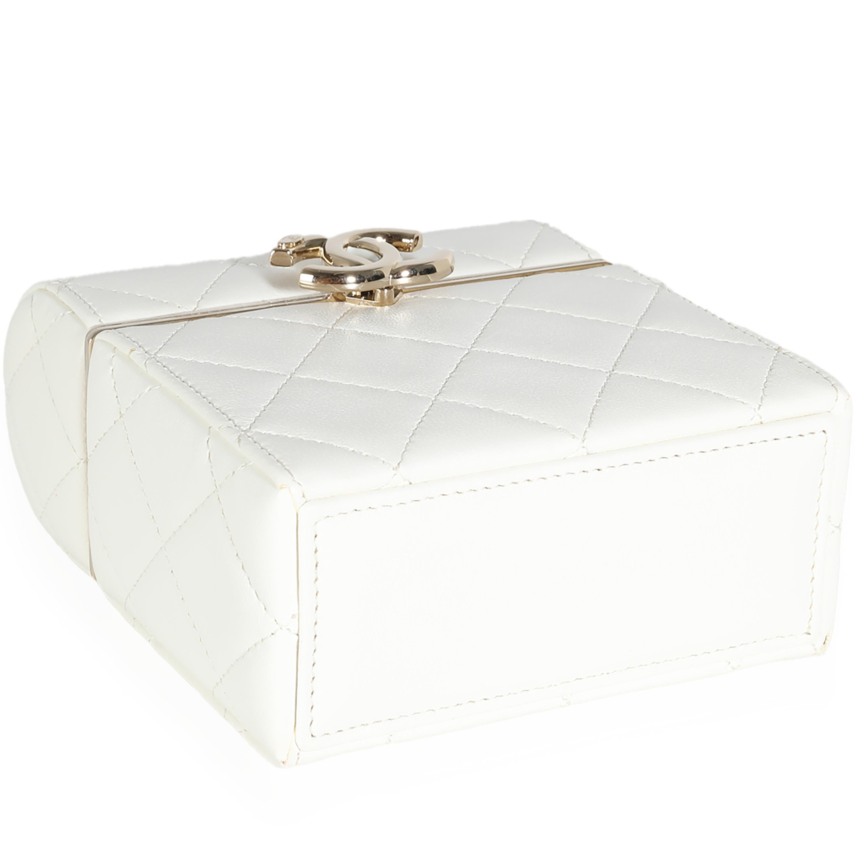 Chanel 22P Weiße gesteppte Lammfell-Minibox-Clutch aus Lammfell im Angebot 1