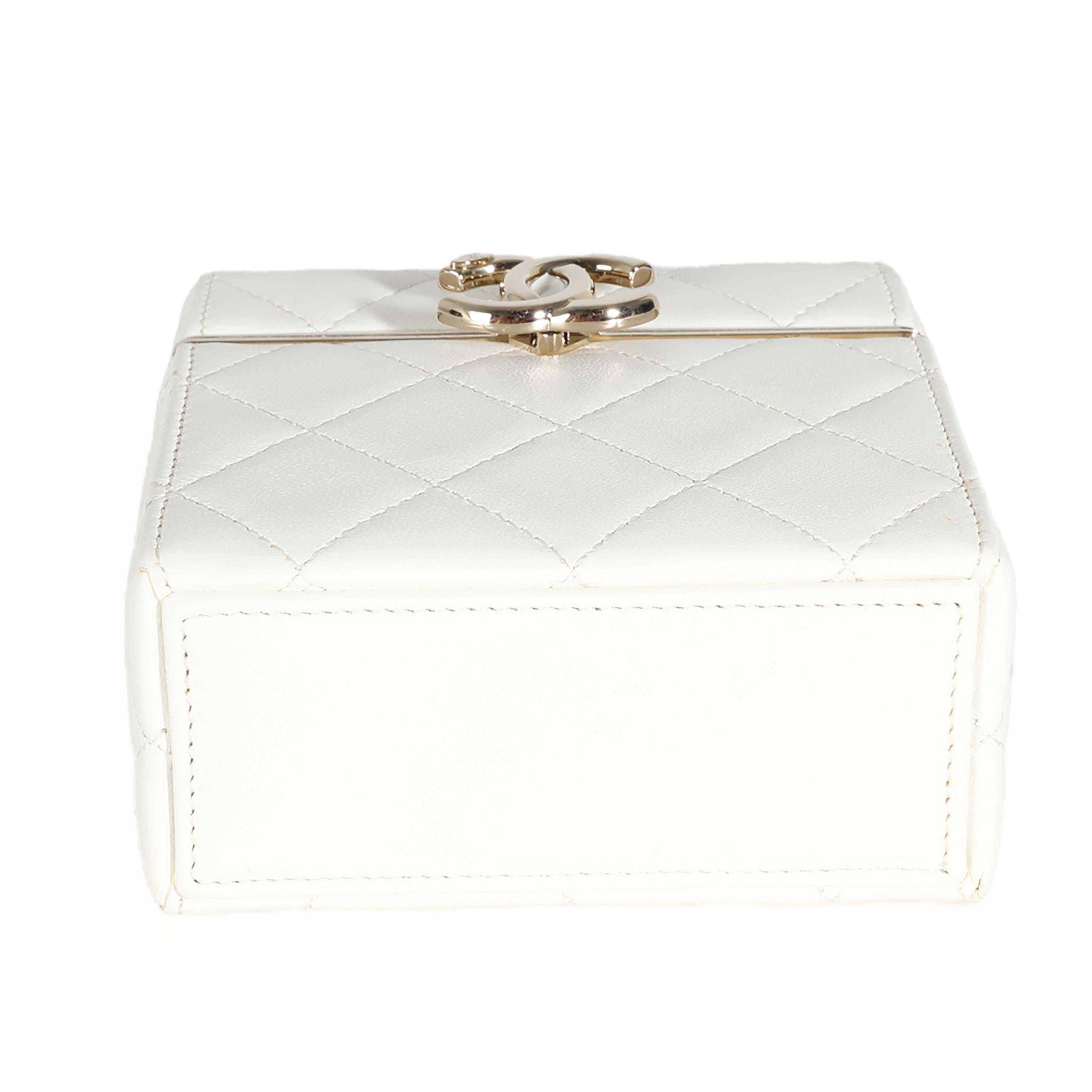 Chanel 22P Weiße gesteppte Lammfell-Minibox-Clutch aus Lammfell im Angebot 2
