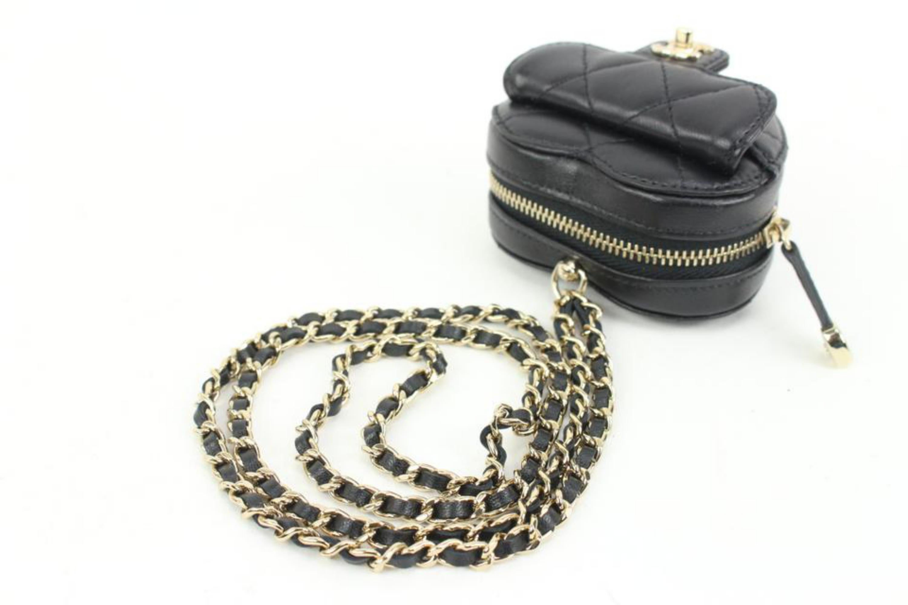 Chanel 22s Black Quilted Lambskin CC Love Heart Chain Necklace Pouch 46ck26 In New Condition In Dix hills, NY