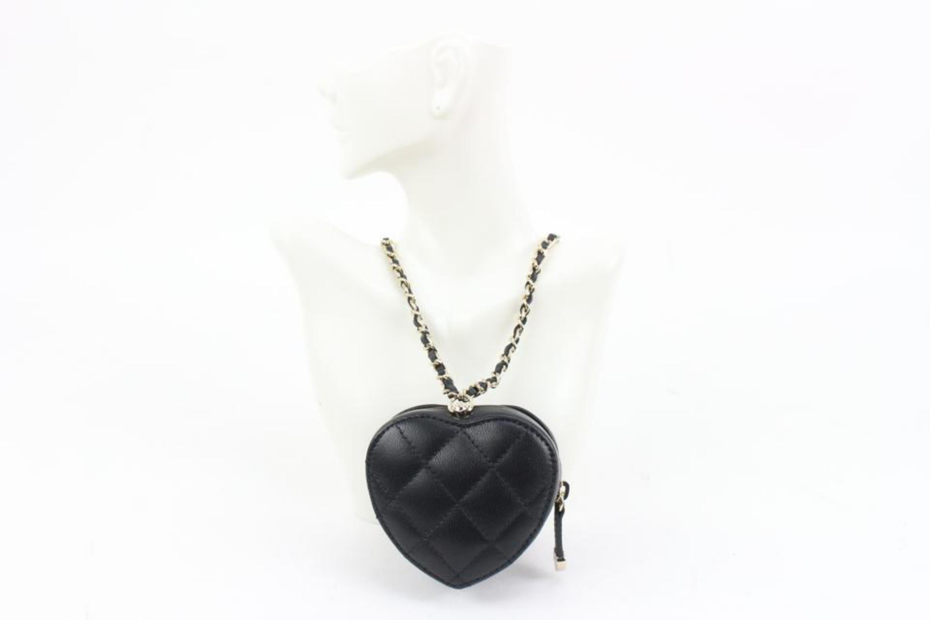Women's Chanel 22s Black Quilted Lambskin CC Love Heart Chain Necklace Pouch 46ck26