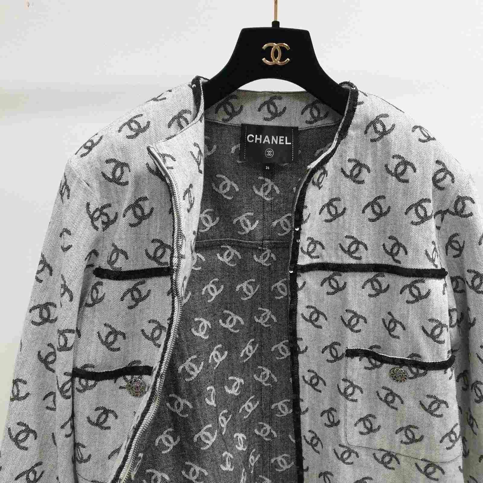 



















































CHANEL Black White Jacket with black CC logos throughout, four patch pockets with CC jeweled buttons, black sequin trim, and zip closure at front. Amazing Jacket!

From the Spring 2022