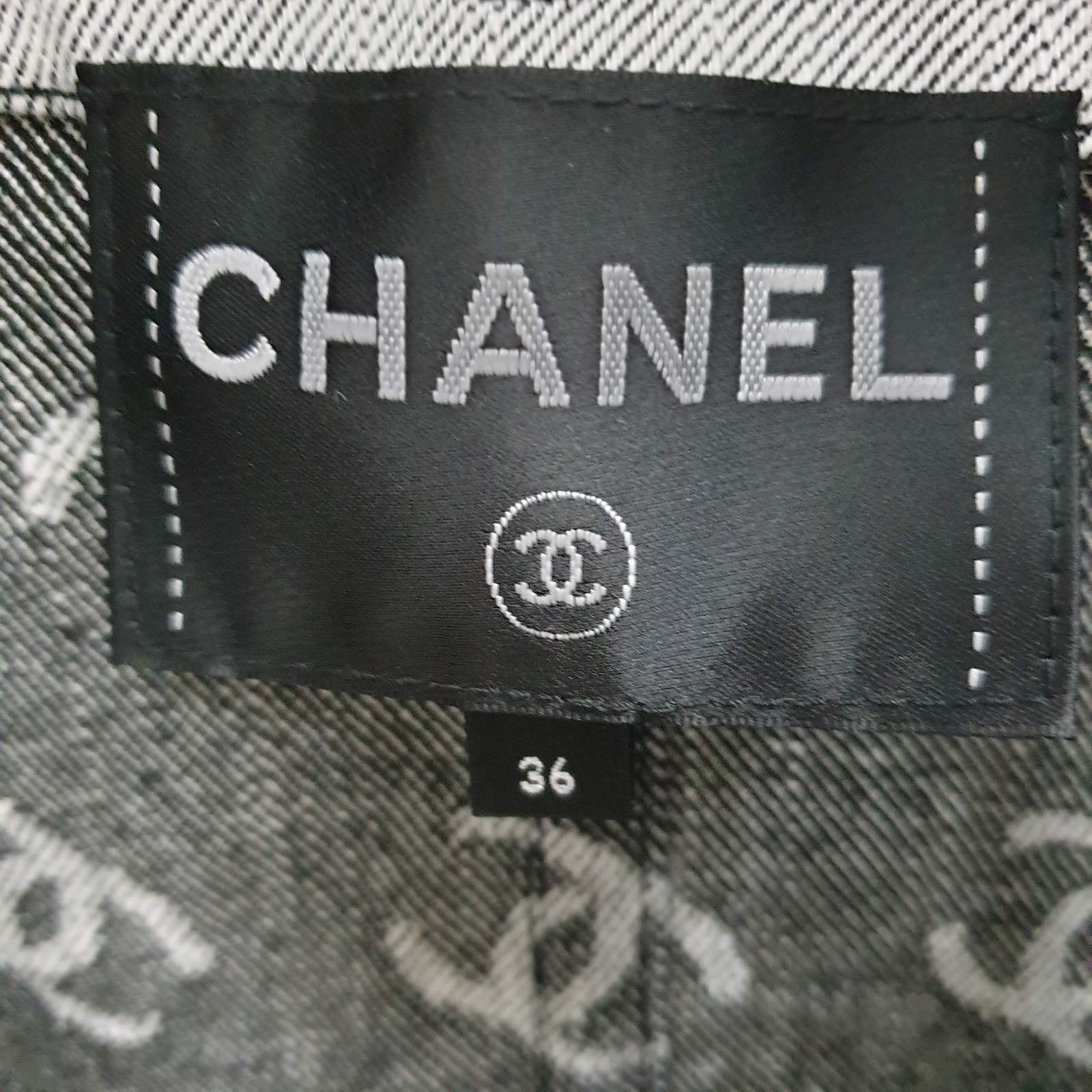 Chanel 22S Black White CC LOGO JACKET In Excellent Condition For Sale In Krakow, PL