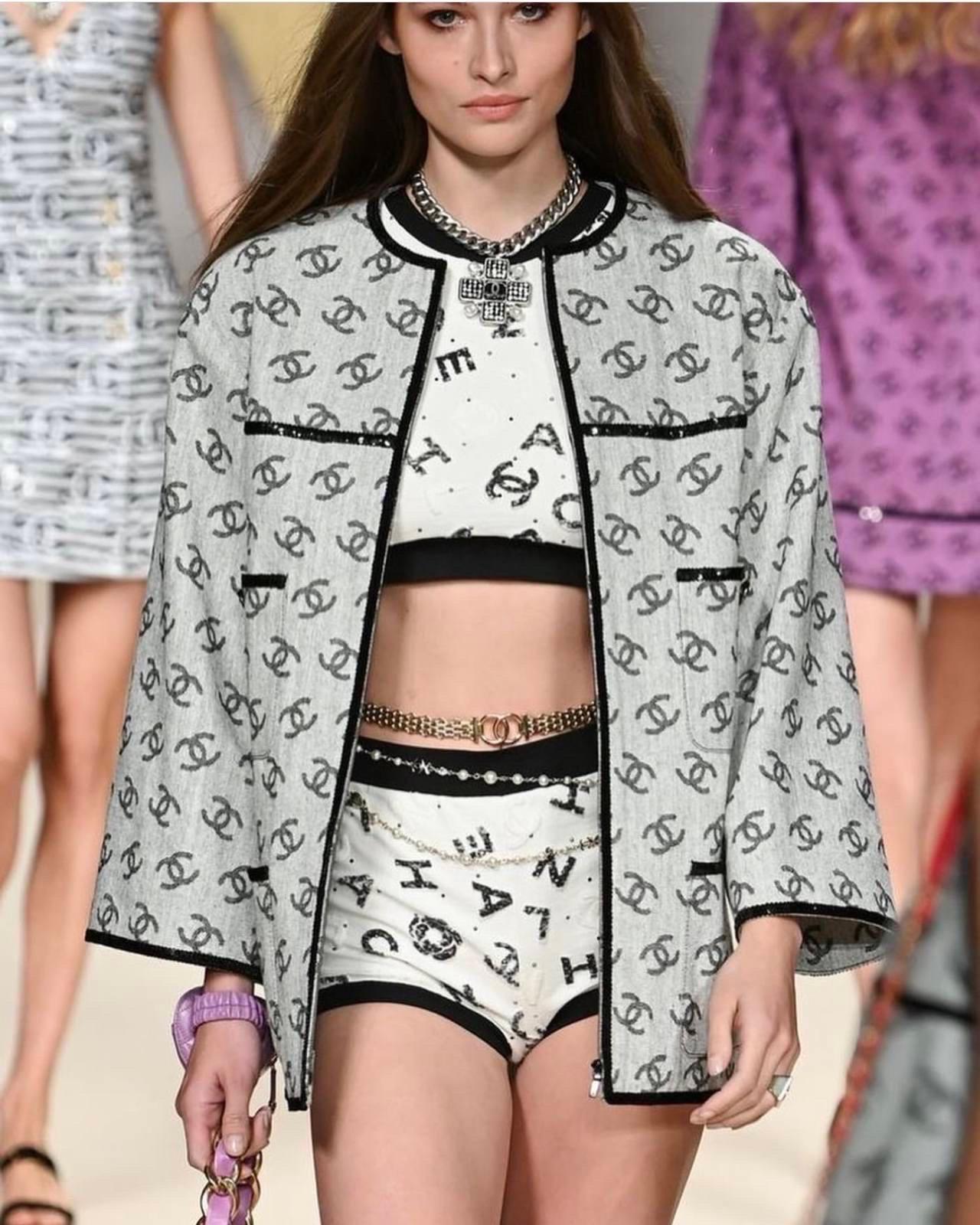 Women's Chanel 22S Black White CC LOGO JACKET For Sale