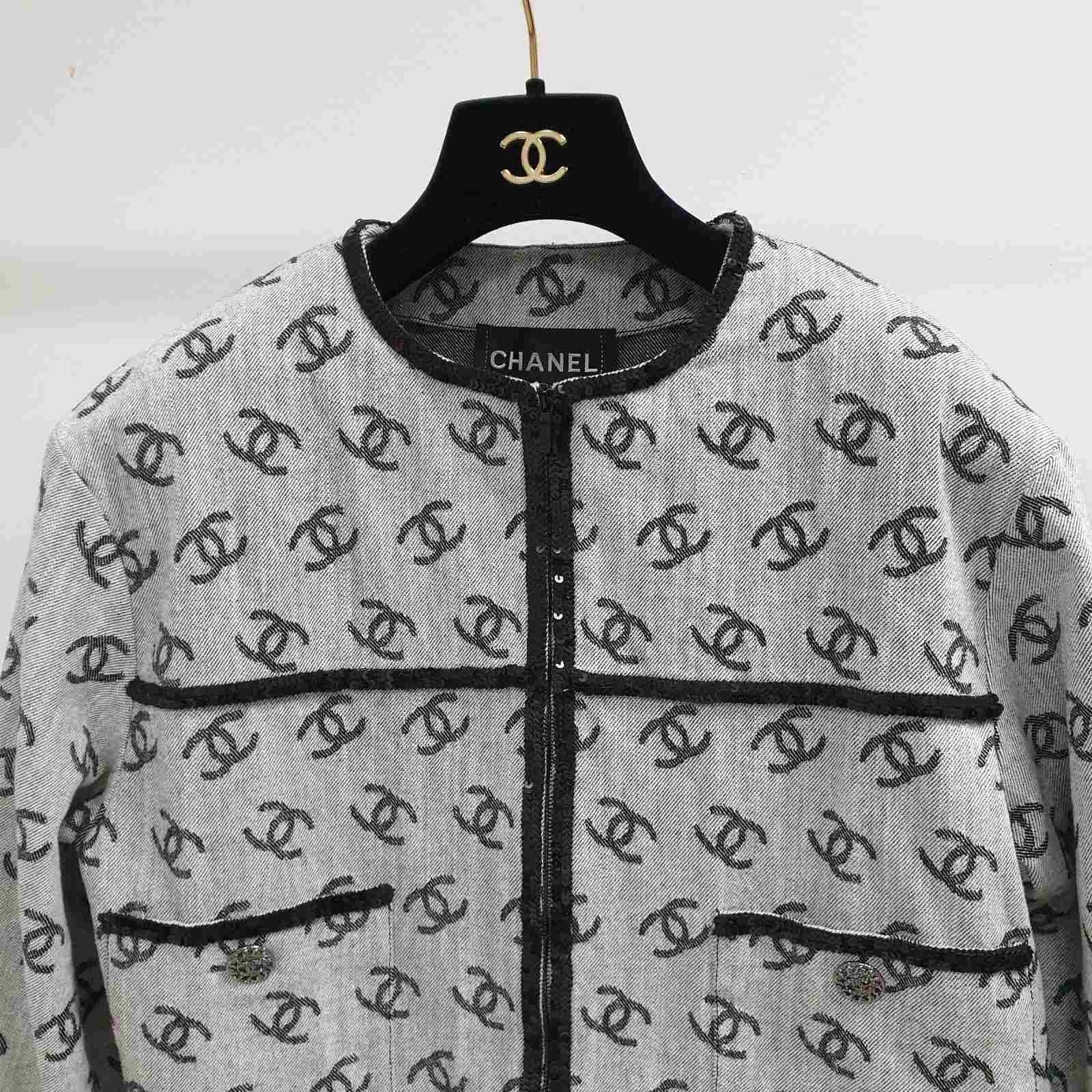 Chanel 22S Black White CC LOGO JACKET For Sale 2