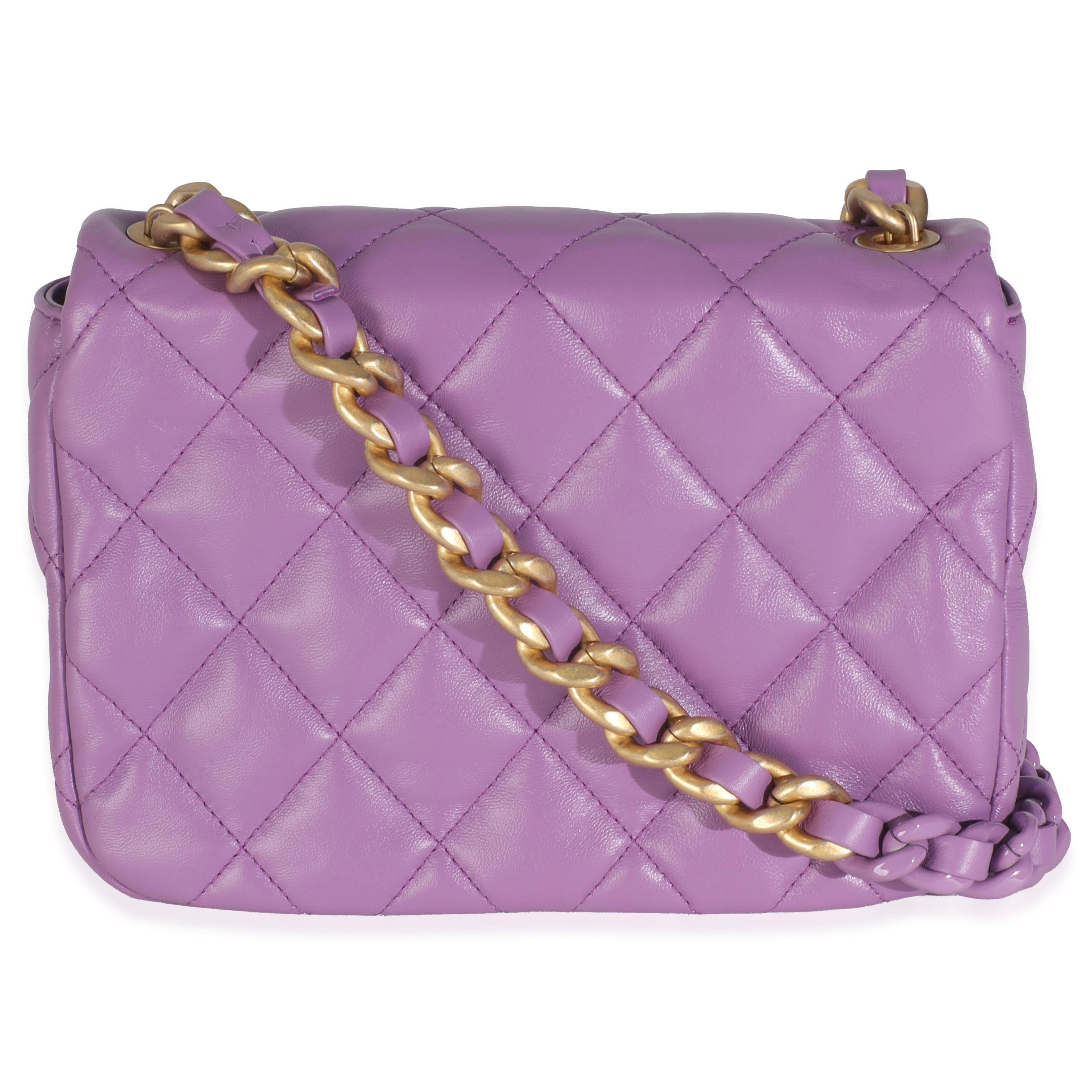 Título del listado: Chanel 22S Púrpura acolchado de piel de cordero Mini bolso con solapa de cadena lacada
SKU: Z145976
Estado: Seminuevo 
Descripción del estado: Un clásico atemporal que nunca pasa de moda, el bolso con solapa de Chanel se remonta