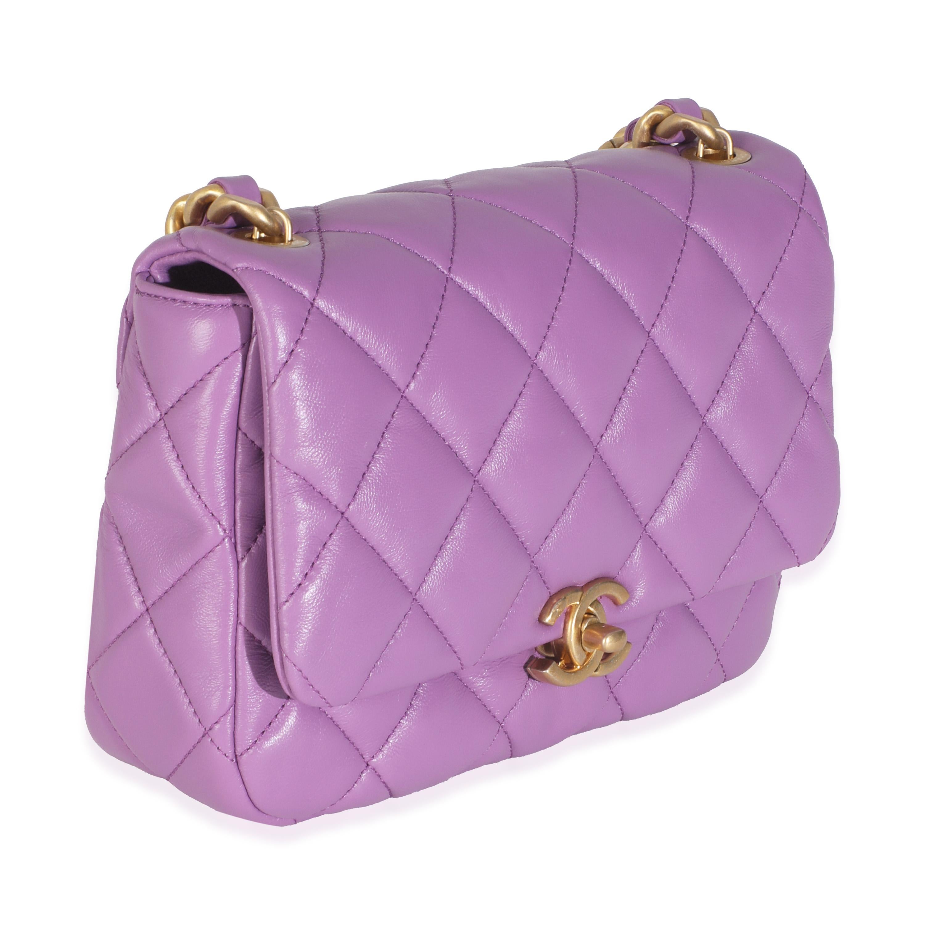 Chanel 22S Púrpura Piel de cordero acolchada Mini Bolso con solapa de cadena lacada en Excelente estado para la venta en New York, NY