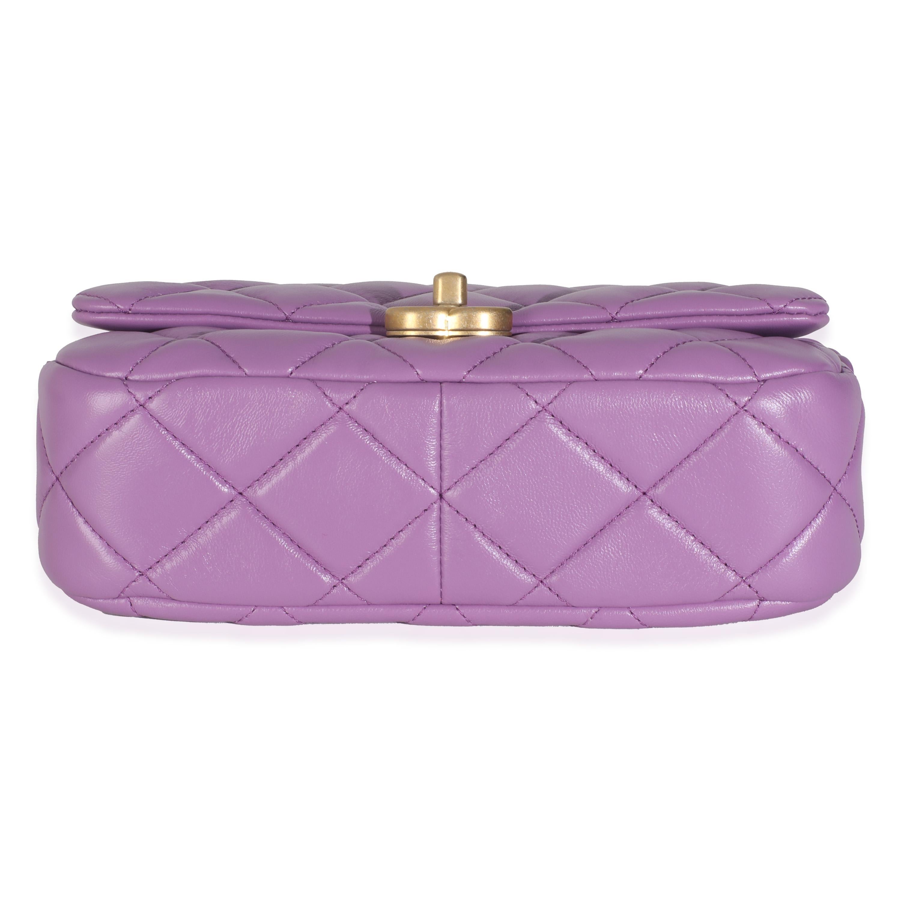 Chanel 22S Púrpura Piel de cordero acolchada Mini Bolso con solapa de cadena lacada en venta 4