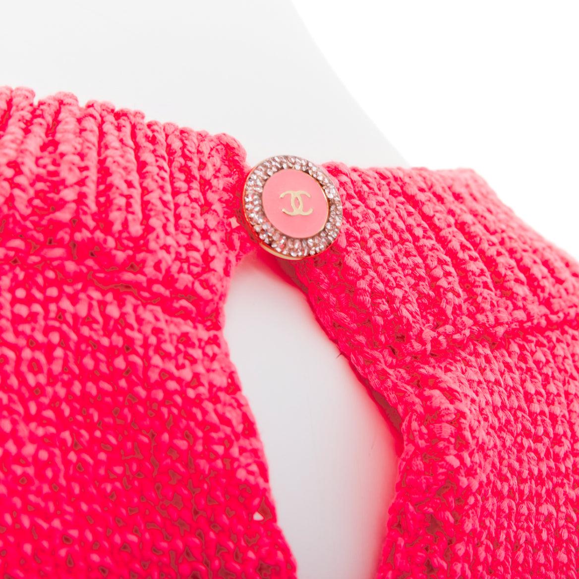 CHANEL 22S Runway pink cotton knit CC logo cropped sweater FR34 XS
Reference: TGAS/E00268
Brand: Chanel
Designer: Virginie Viard
Collection: 22S - Runway
Material: Cotton, Blend
Color: Pink
Pattern: Solid
Closure: Keyhole Button
Extra Details: CC