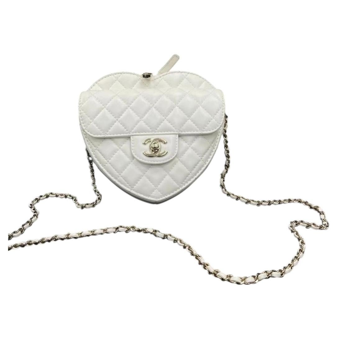 Chanel 22S Bolso Corazón Piel Cordero Blanco CC Cupcake Pequeño Herraje Dorado en venta