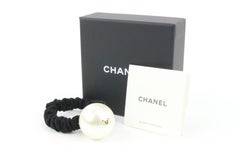 Chanel 22V Schwarzes Leder CC Logo Perle Scrunchie Haarkrawatte Barrette 47ck32s