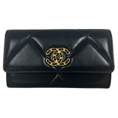 Chanel '23 NEU Schwarze gesteppte Chanel 19 Brieftasche aus Lammfell und Leder mit Klappe