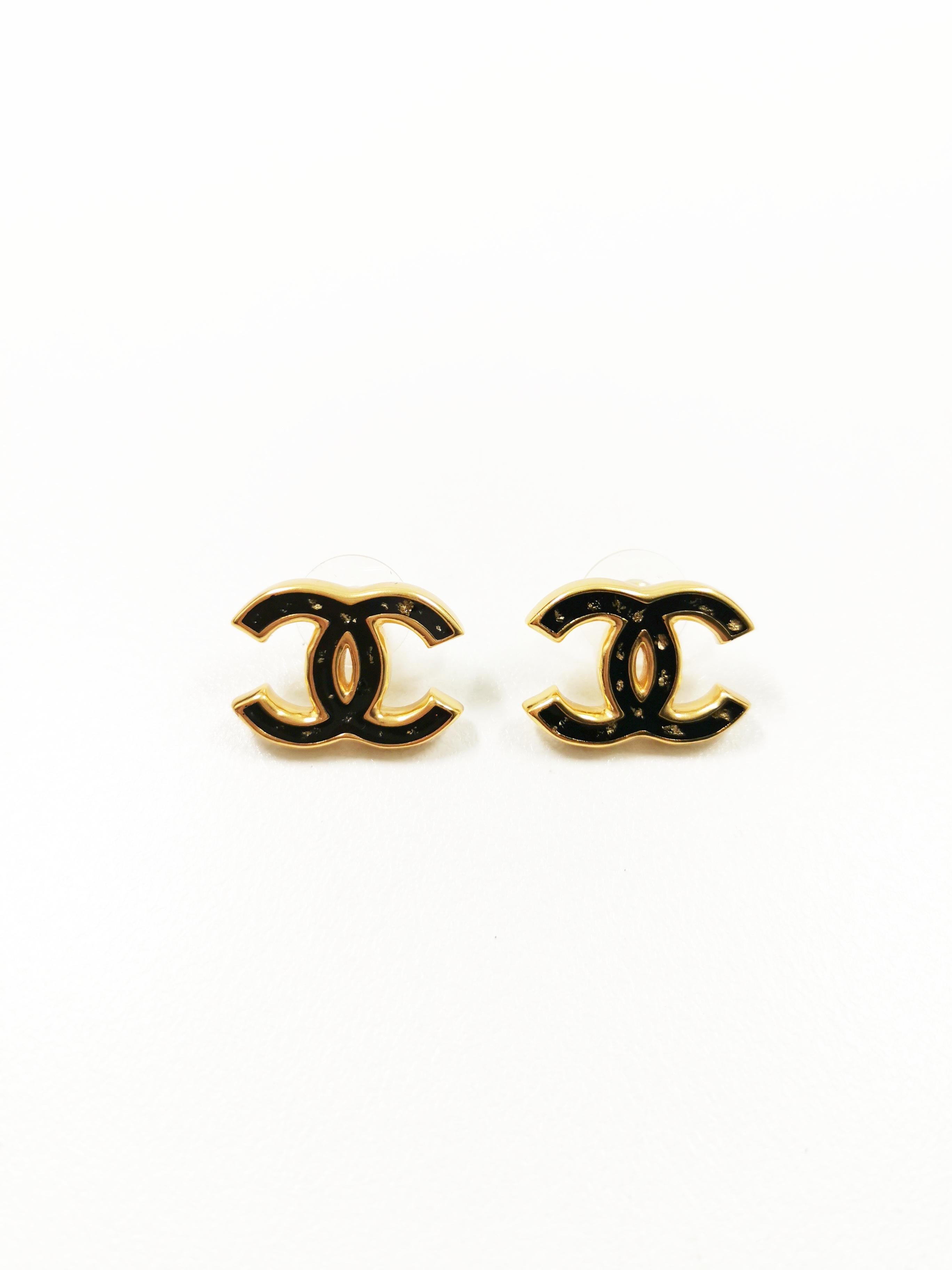 Chanel Gold Foil Double C Logo Earrings Black The classic double C logo combined with retro gold surface and black enamel with gold foil details creates a strong retro style, and every detail exudes noble and elegant temperament.

– Chanel Gold Foil