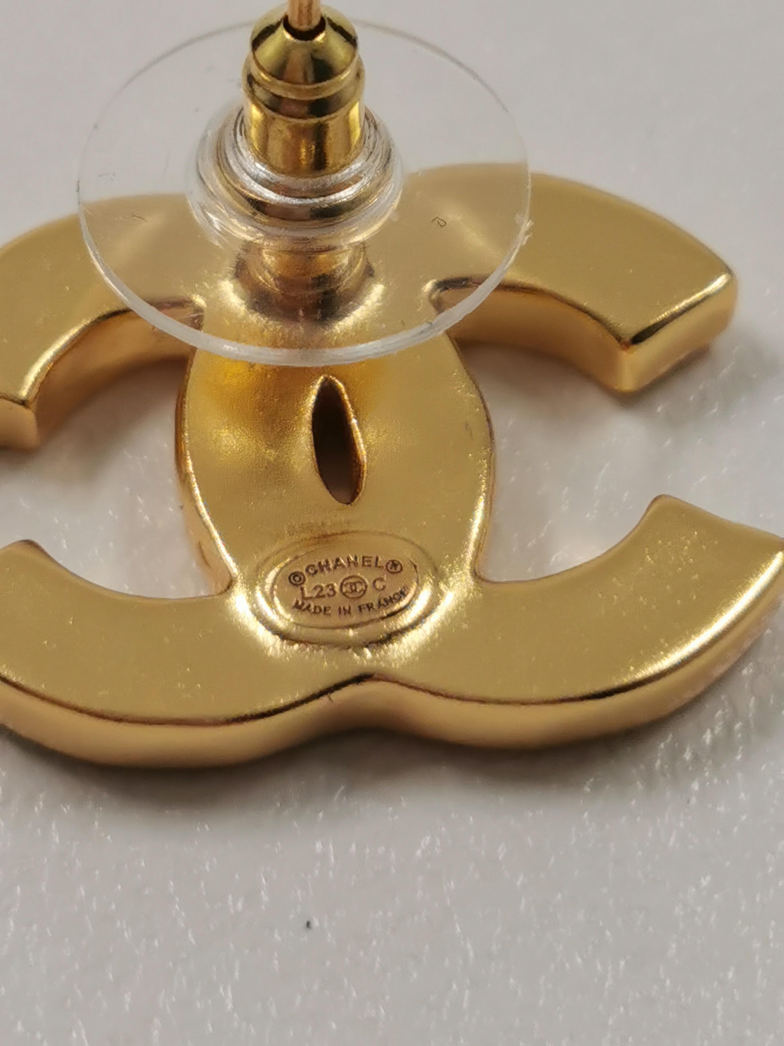 Contemporary Chanel 23 Runway CC Gold Foil LEAF LOGO EARRINGS BLACK in Box