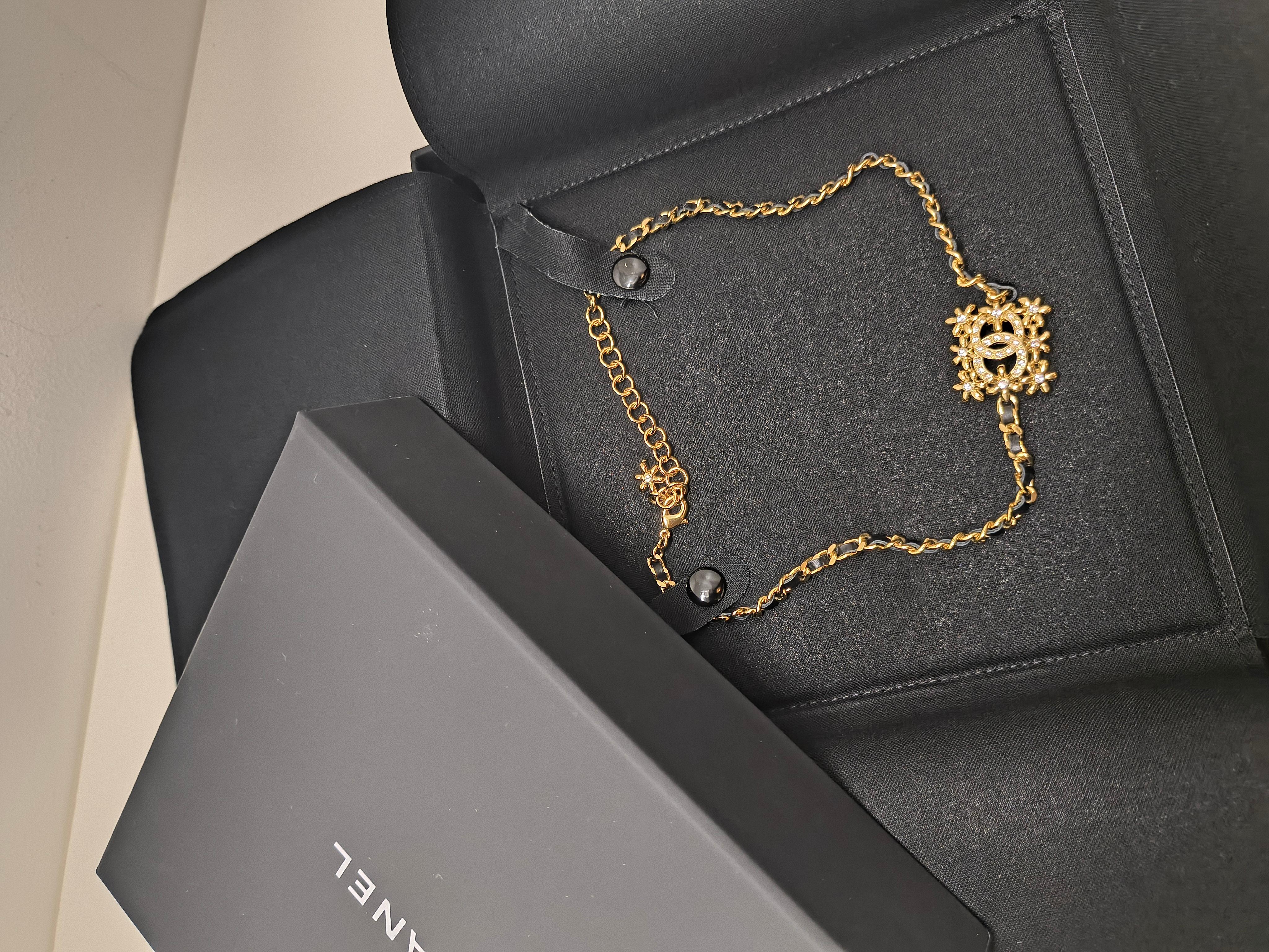 Contemporaneo Collana Chanel 23A Collection - Catena in oro con pelle nera e cristalli CC in vendita
