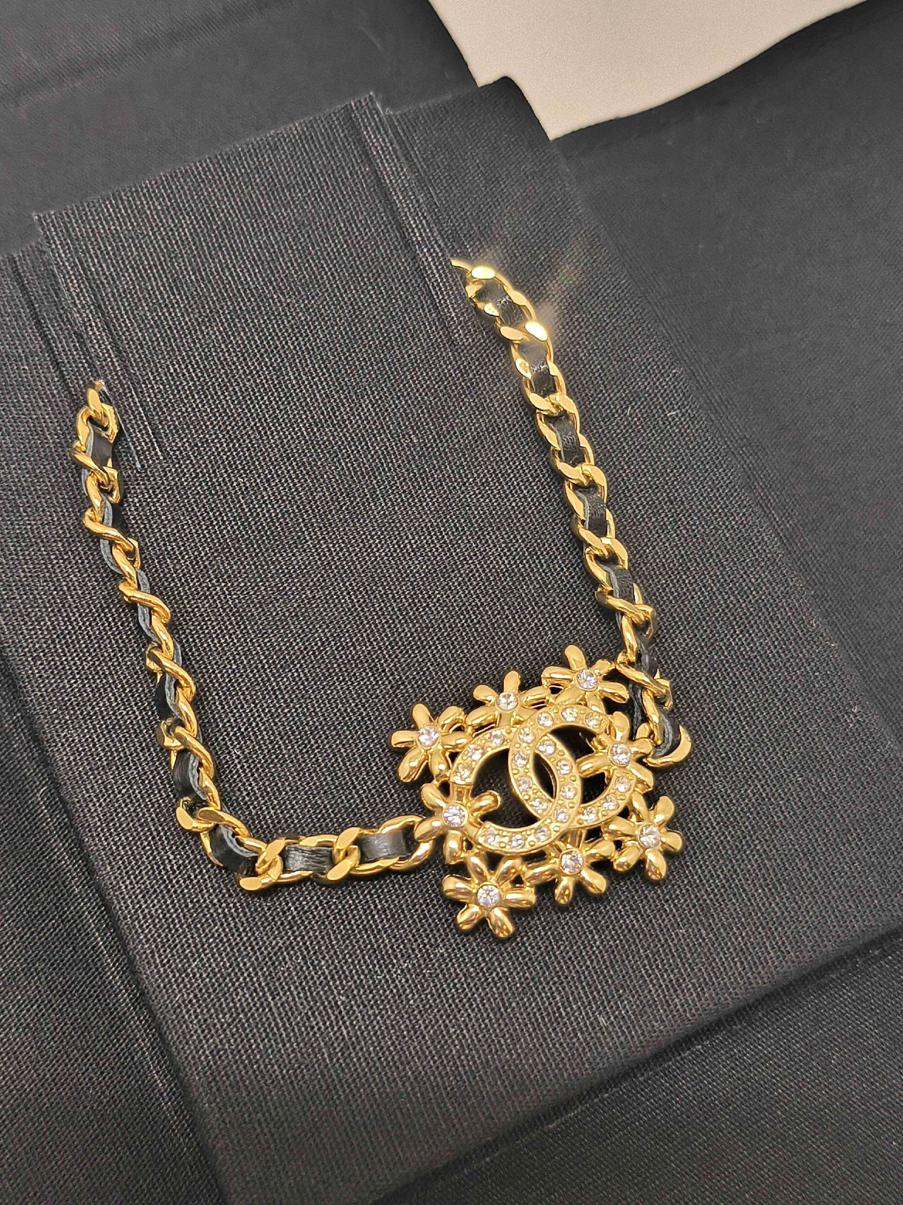 Collana Chanel 23A Collection - Catena in oro con pelle nera e cristalli CC In condizioni ottime in vendita a PUTNEY, NSW