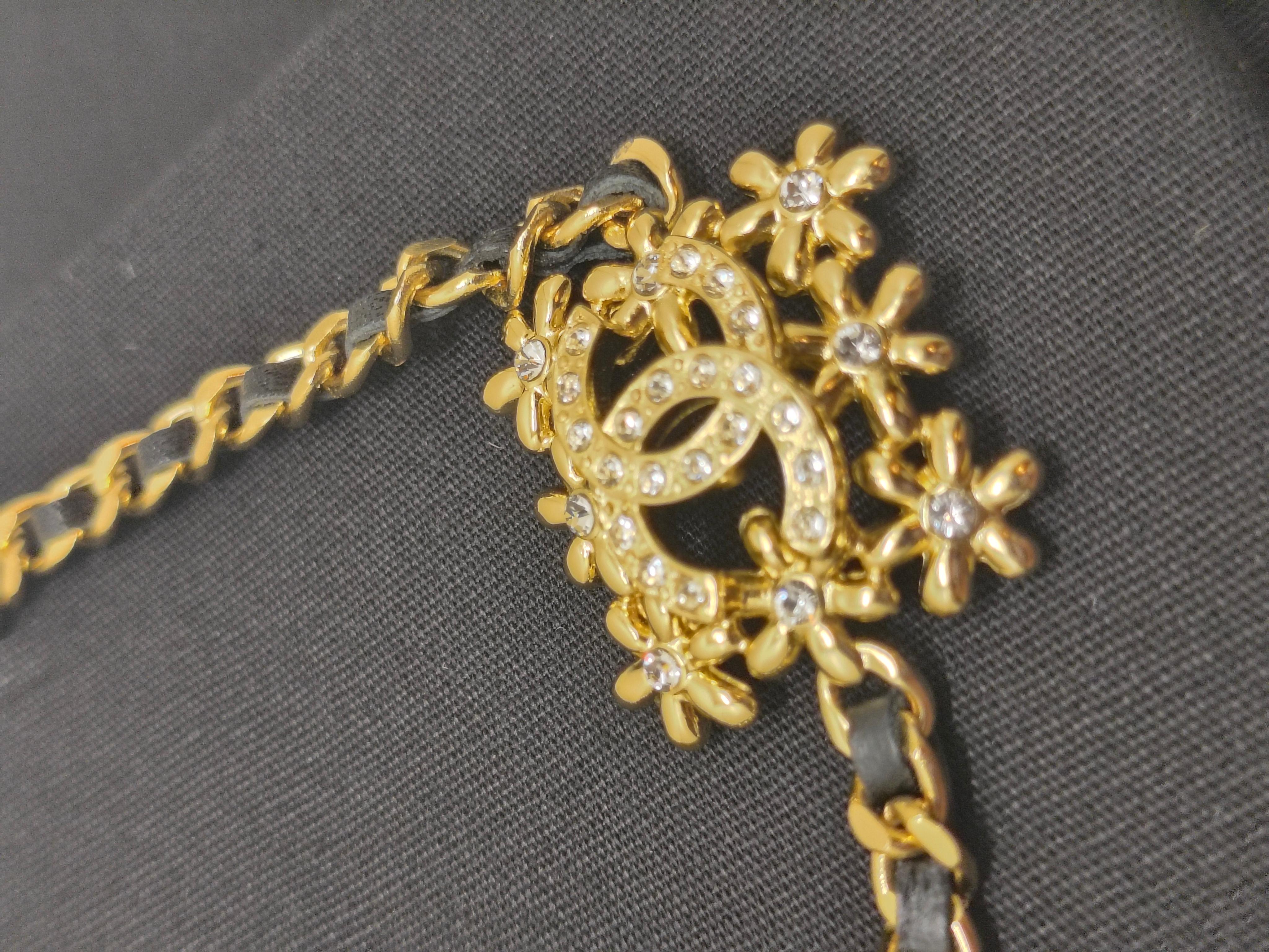 Donna Collana Chanel 23A Collection - Catena in oro con pelle nera e cristalli CC in vendita