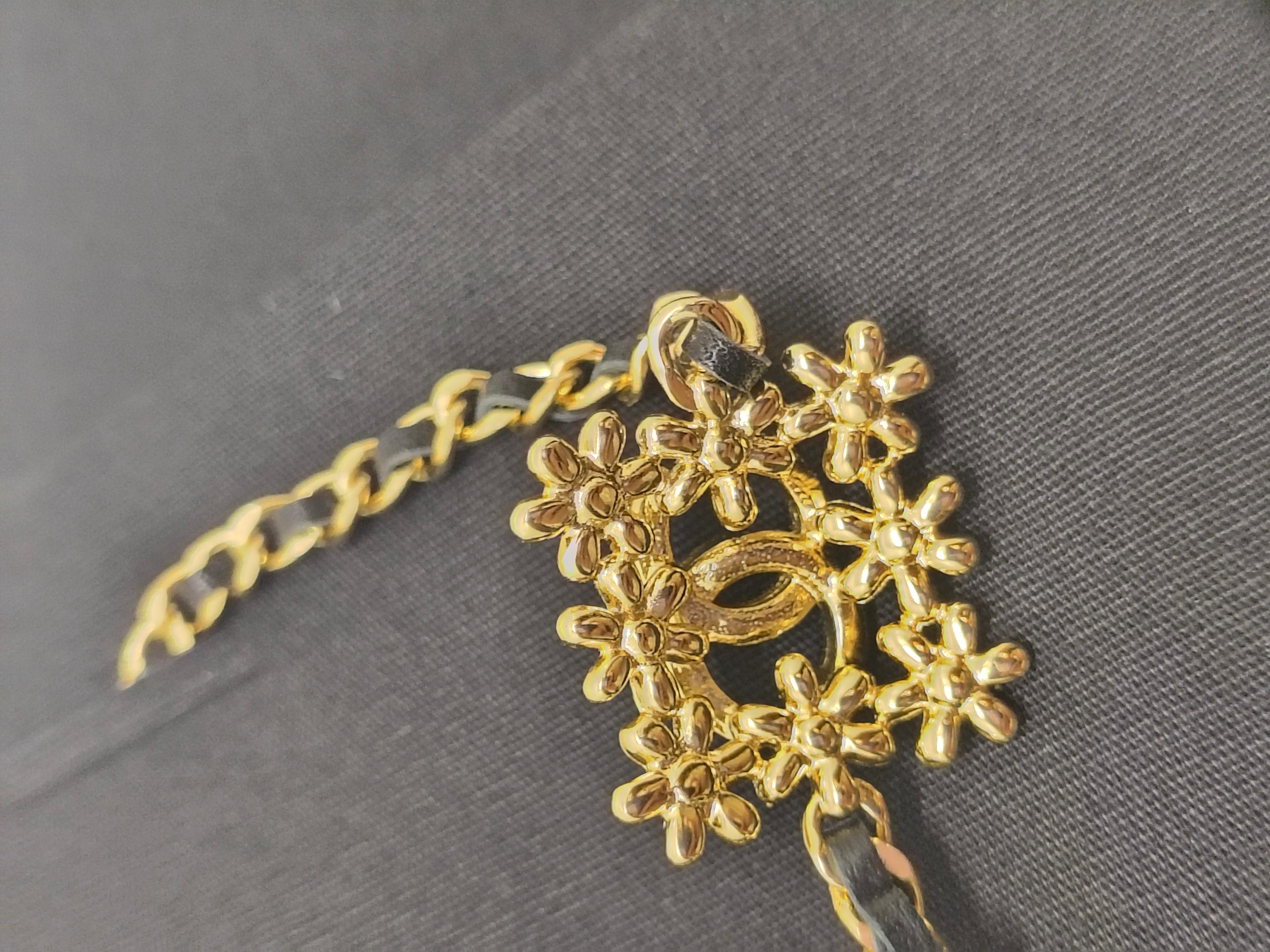 Collana Chanel 23A Collection - Catena in oro con pelle nera e cristalli CC in vendita 1