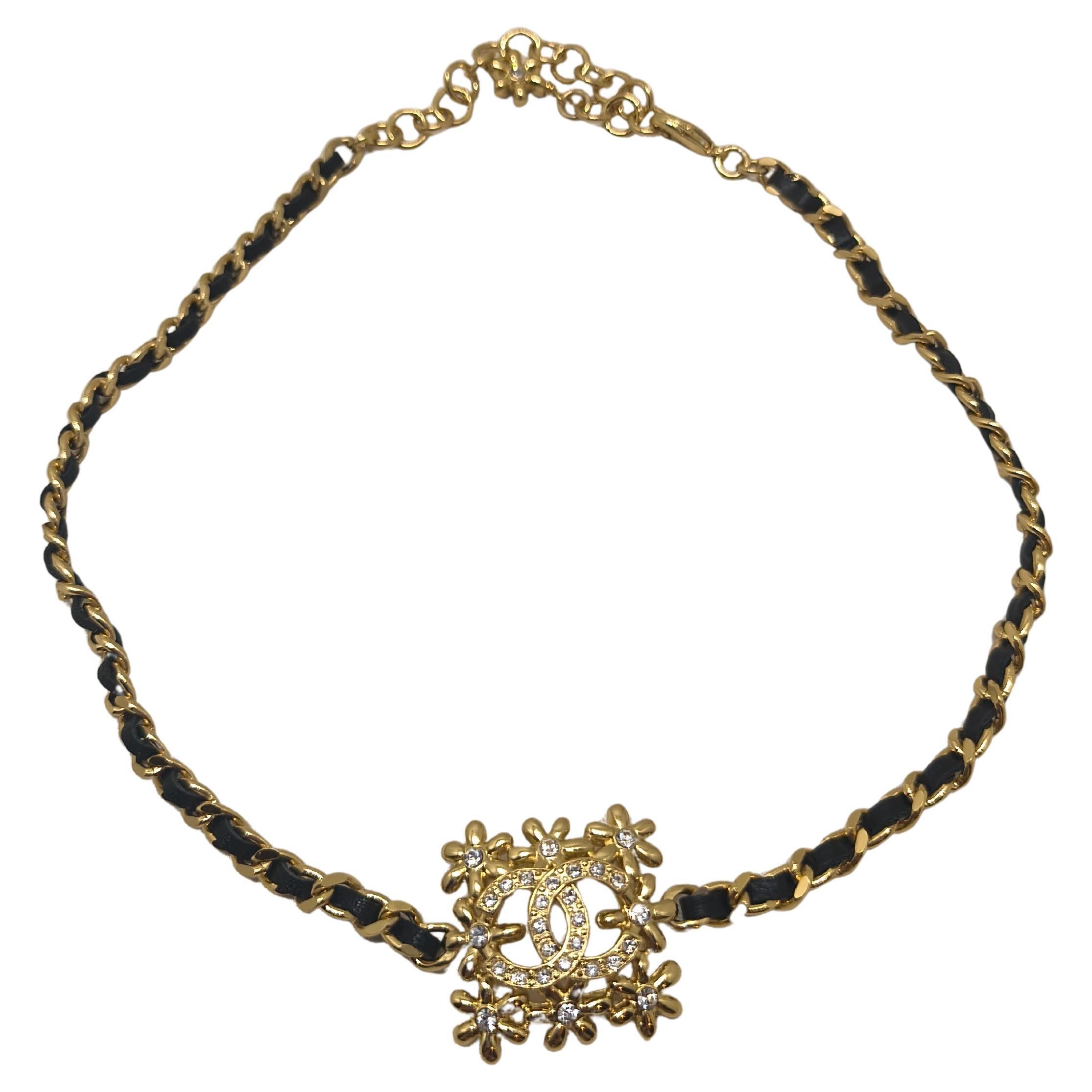 Collana Chanel 23A Collection - Catena in oro con pelle nera e cristalli CC in vendita