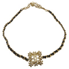 Chanel Collar Colección 23A - Cadena Dorada con Cuero Negro y Cristal CC