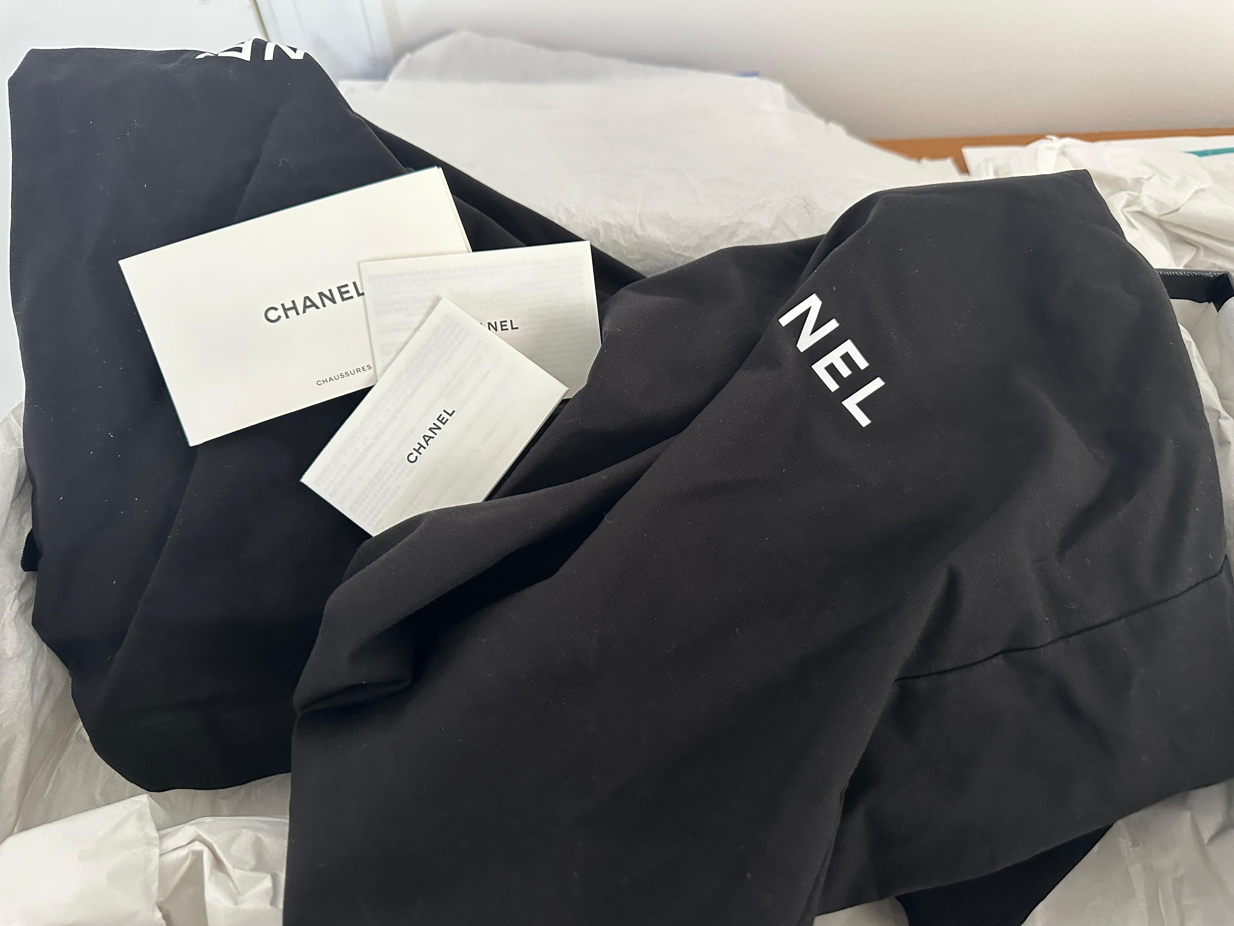 CHANEL 23A Quilted Leather Signature Logo Cap Toe Chelsea Flat Ankle Boots CHANEL 2023 23A Collection
Brown quilted calfskin leather boots with black patent calfskin cap toe. CHANEL signature goldtone metal logo at the back. Elastic inserts on the