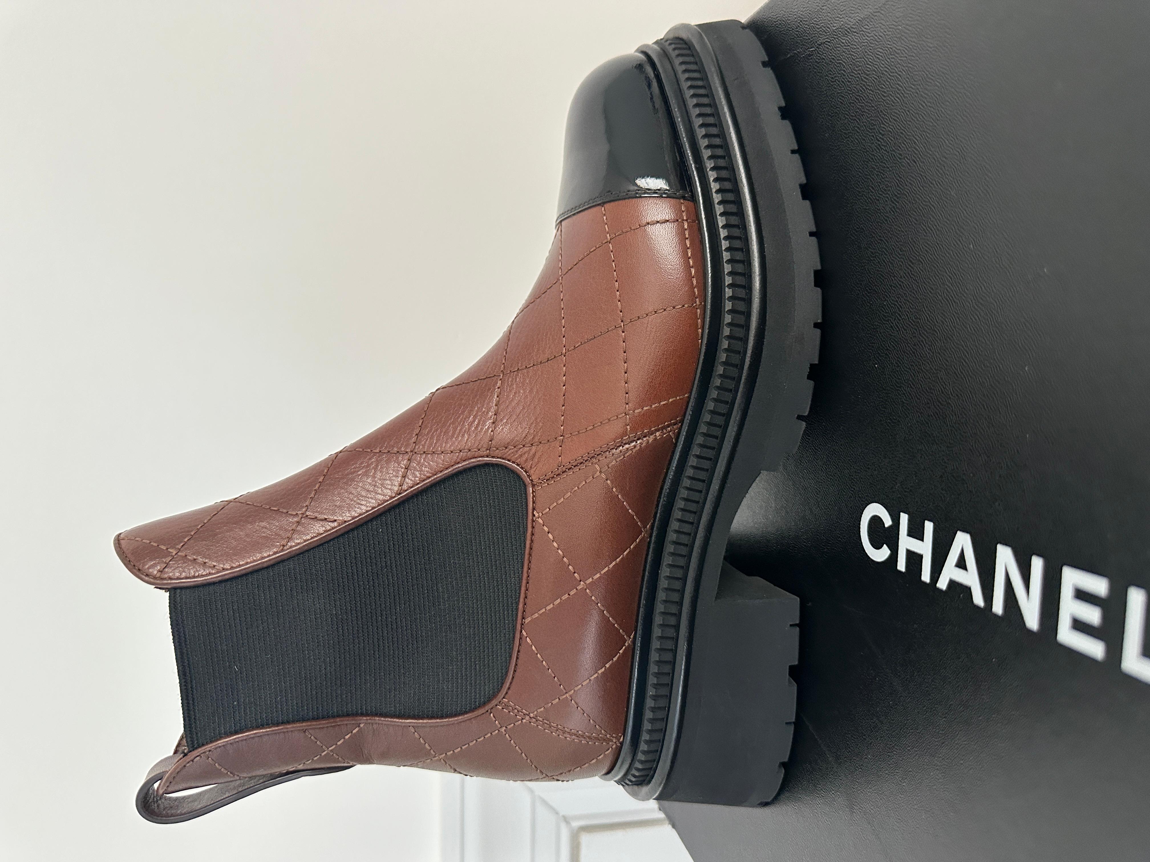 CHANEL 23A Quilted Leather Signature Logo Cap Toe Chelsea Flat Ankle Boots In New Condition In West Chester, PA