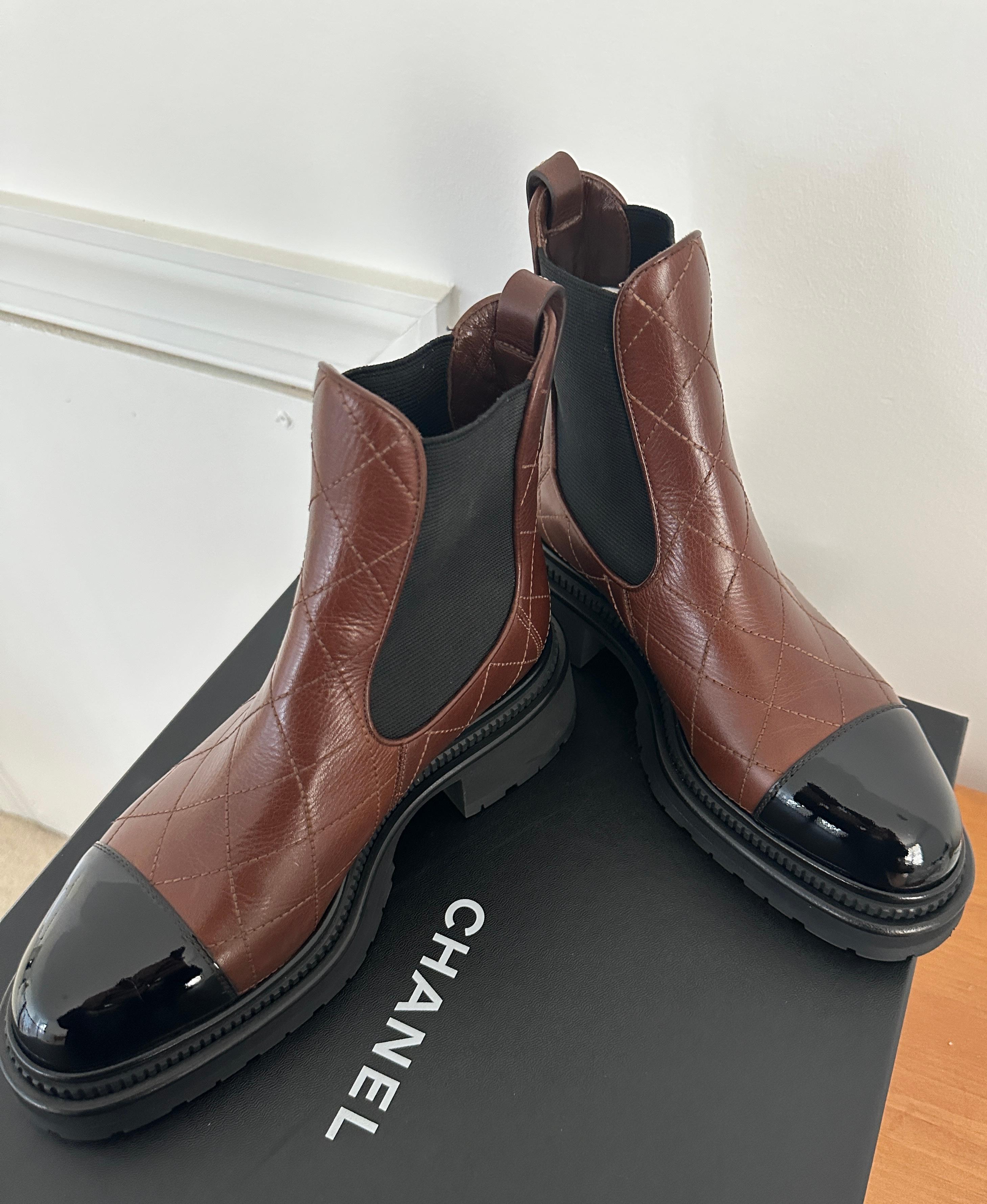 CHANEL 23A Quilted Leather Signature Logo Cap Toe Chelsea Flat Ankle Boots 4