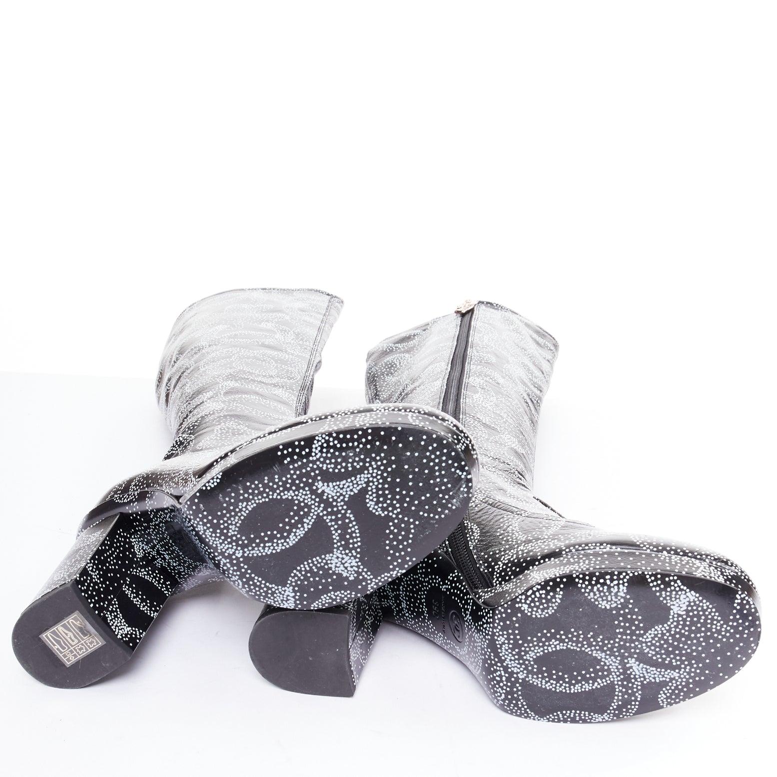 CHANEL 23A Pasarela blanco negro CC camelia estampado logo punteado botas altas EU39 en venta 5