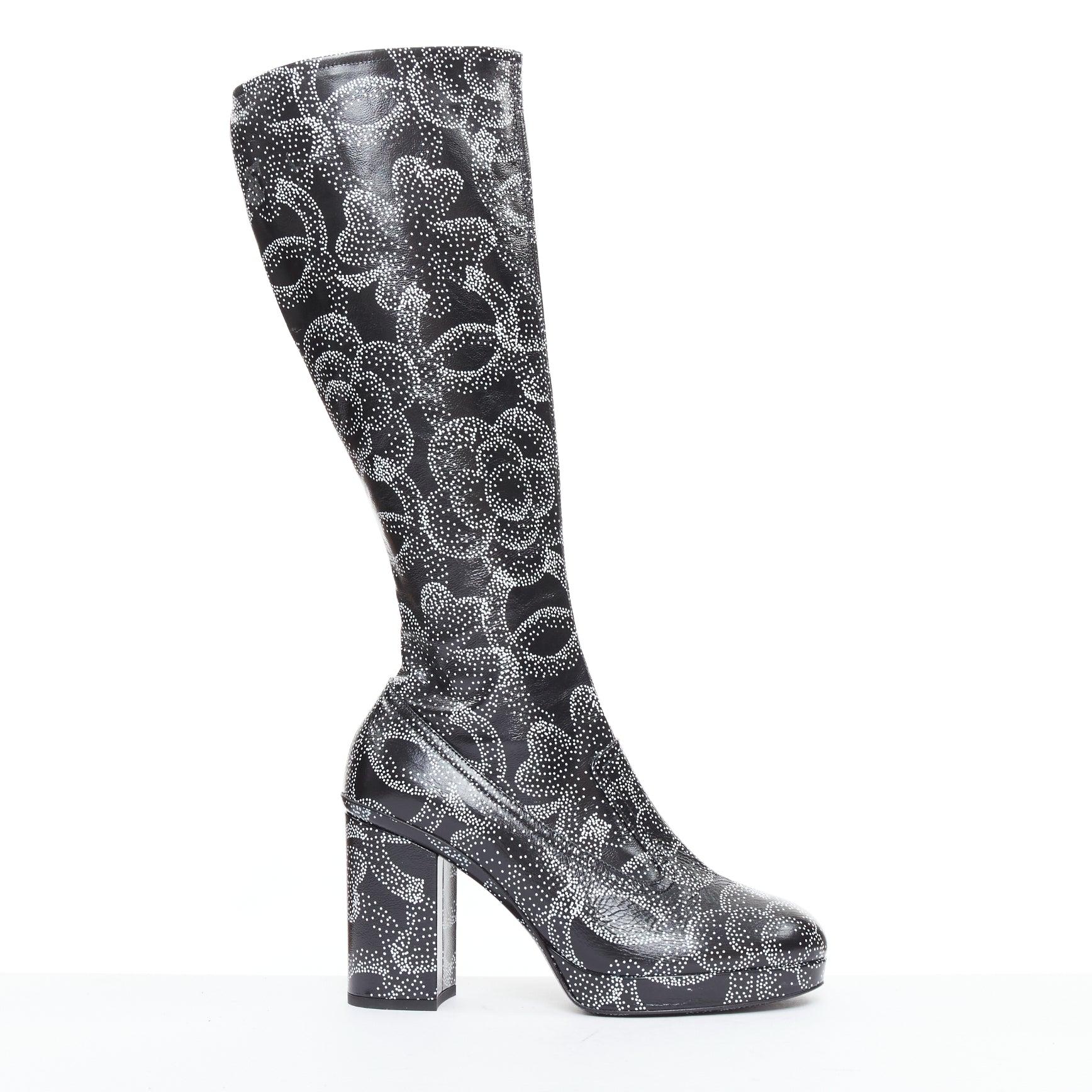 CHANEL 23A Pasarela blanco negro CC camelia estampado logo punteado botas altas EU39
Referencia: AAWC/A01503
Marca: Chanel
Diseñadora: Virginie Viard
Colección: 23A - Pasarela
Material: Piel
Color: Negro, Blanco
Patrón: Floral
Cierre: