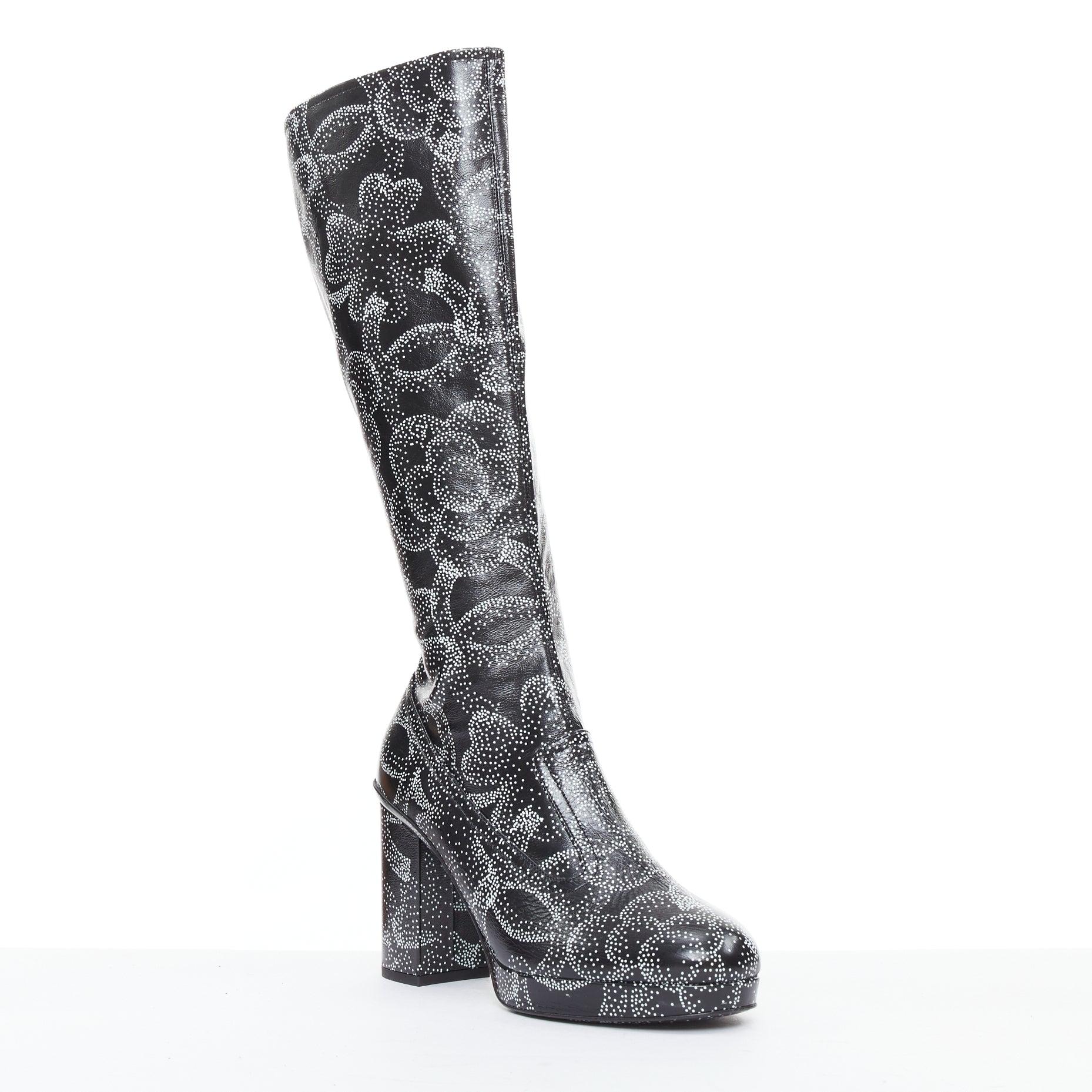 CHANEL 23A Pasarela blanco negro CC camelia estampado logo punteado botas altas EU39 Gris en venta