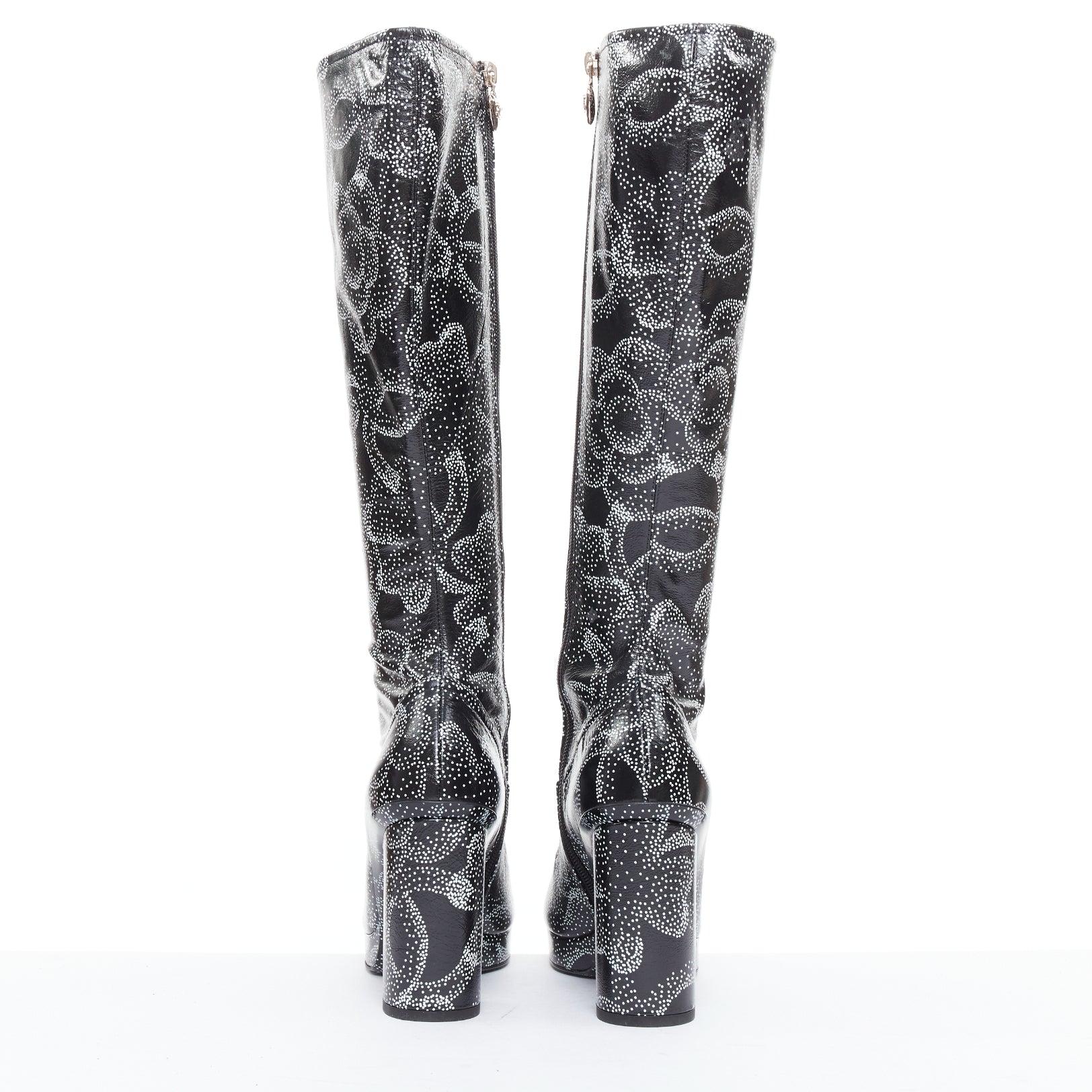 De las mujeres CHANEL 23A Pasarela blanco negro CC camelia estampado logo punteado botas altas EU39 en venta