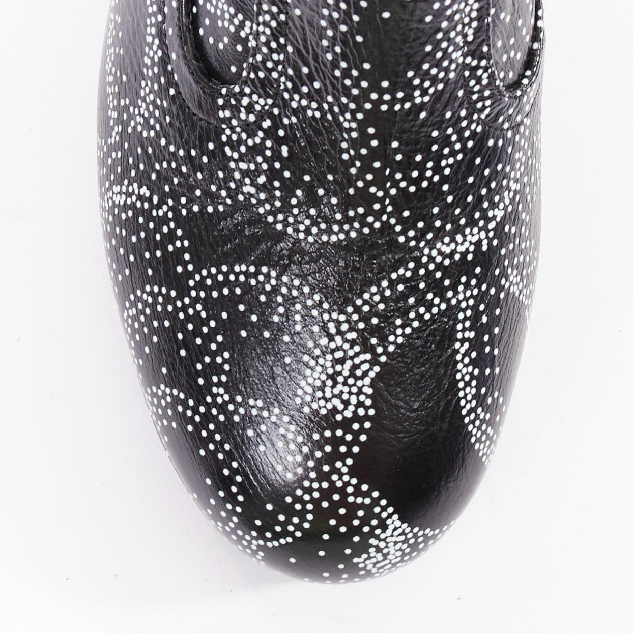 CHANEL 23A Pasarela blanco negro CC camelia estampado logo punteado botas altas EU39 en venta 1