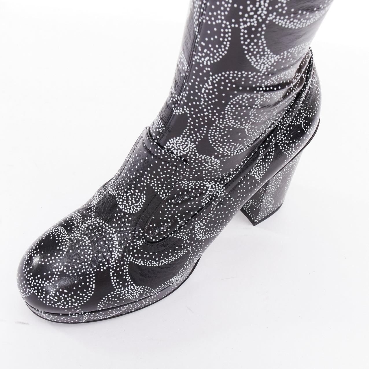 CHANEL 23A Pasarela blanco negro CC camelia estampado logo punteado botas altas EU39 en venta 2
