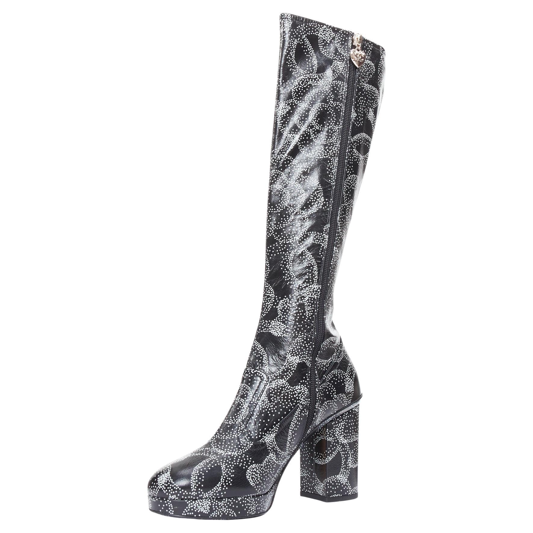 CHANEL 23A Pasarela blanco negro CC camelia estampado logo punteado botas altas EU39 en venta