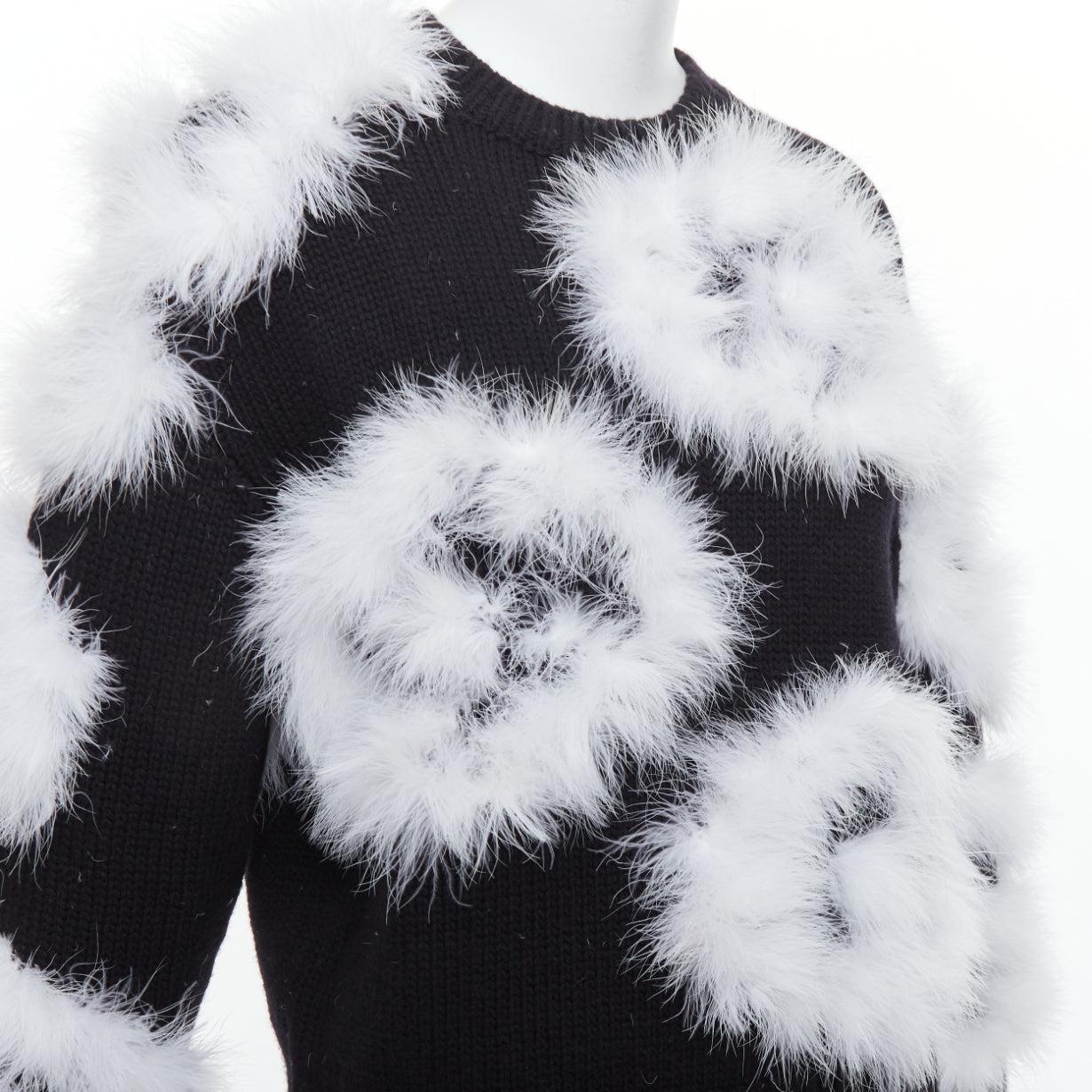 CHANEL 23A Runway white turkey feather black cashmere sweater FR38 M
Reference: AAWC/A01302
Brand: Chanel
Designer: Virginie Viard
Collection: 23A - Runway
Material: Cashmere, Feather
Color: Black, White
Pattern: Solid
Closure: Pullover
Extra