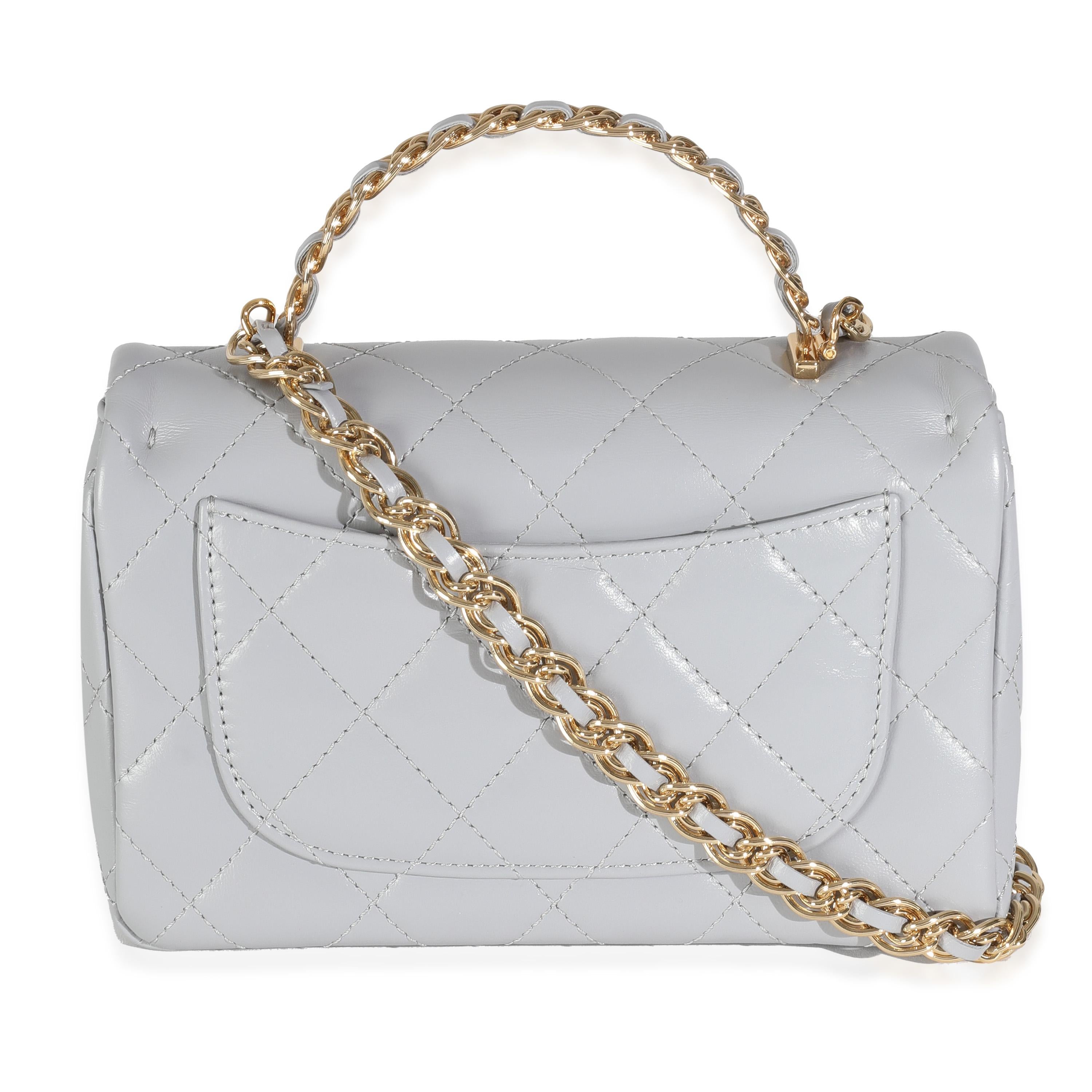 Titolo dell'inserzione: Chanel 23B Grigio Trapuntato in pelle di agnello lucida Mini CC Top Handle Flap Borsa
SKU: 144475
MSRP: 5900.00 USD
Condizioni: Usato 
Descrizione delle condizioni: Un classico senza tempo che non passa mai di moda, la borsa