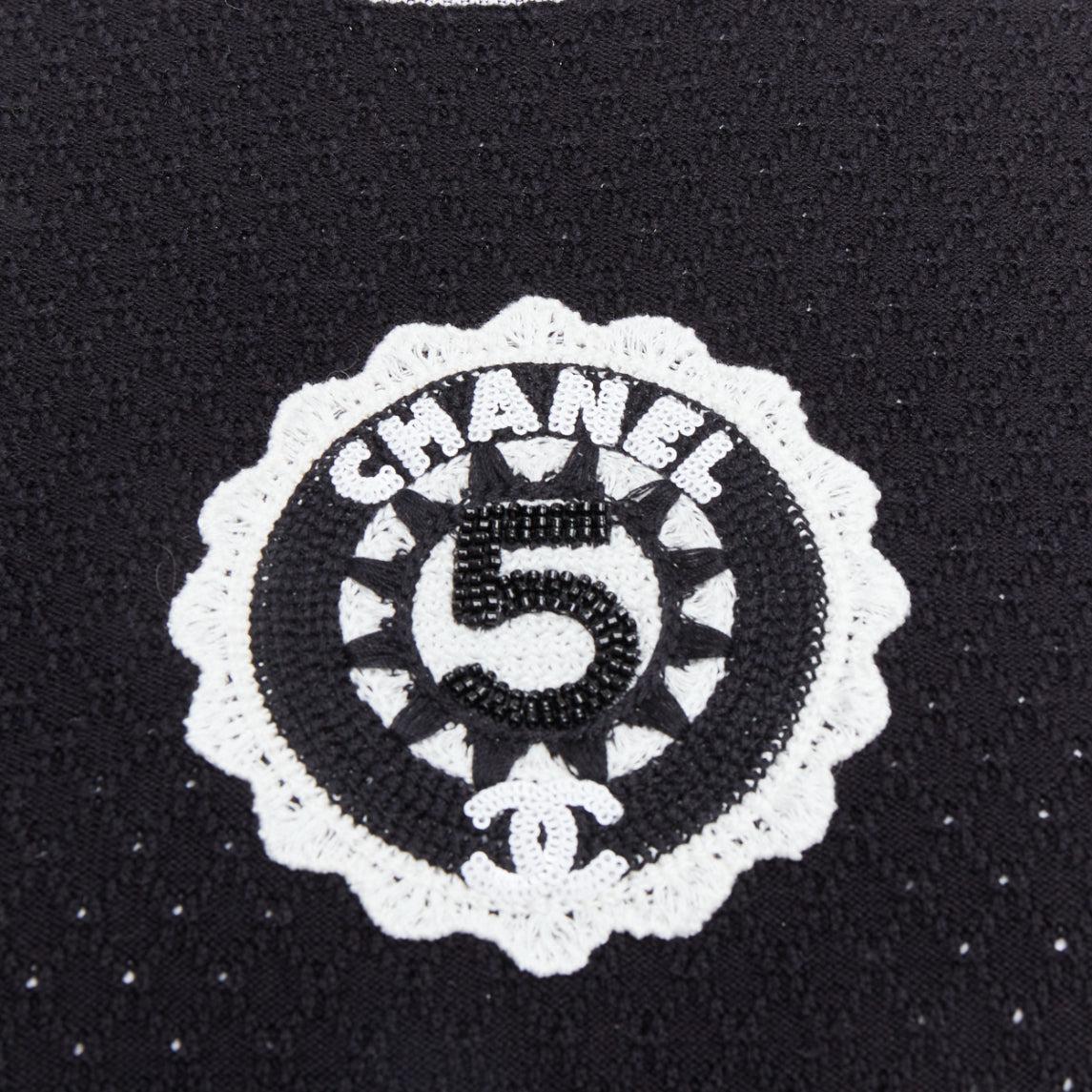 CHANEL 23C black cotton CC No.5 bead broderie pointelle dress FR34 XS
Reference: AAWC/A01271
Brand: Chanel
Designer: Virginie Viard
Model: P74142K10654
Collection: 23C Pre
Material: Cotton, Blend
Color: Black, White
Pattern: Solid
Closure: