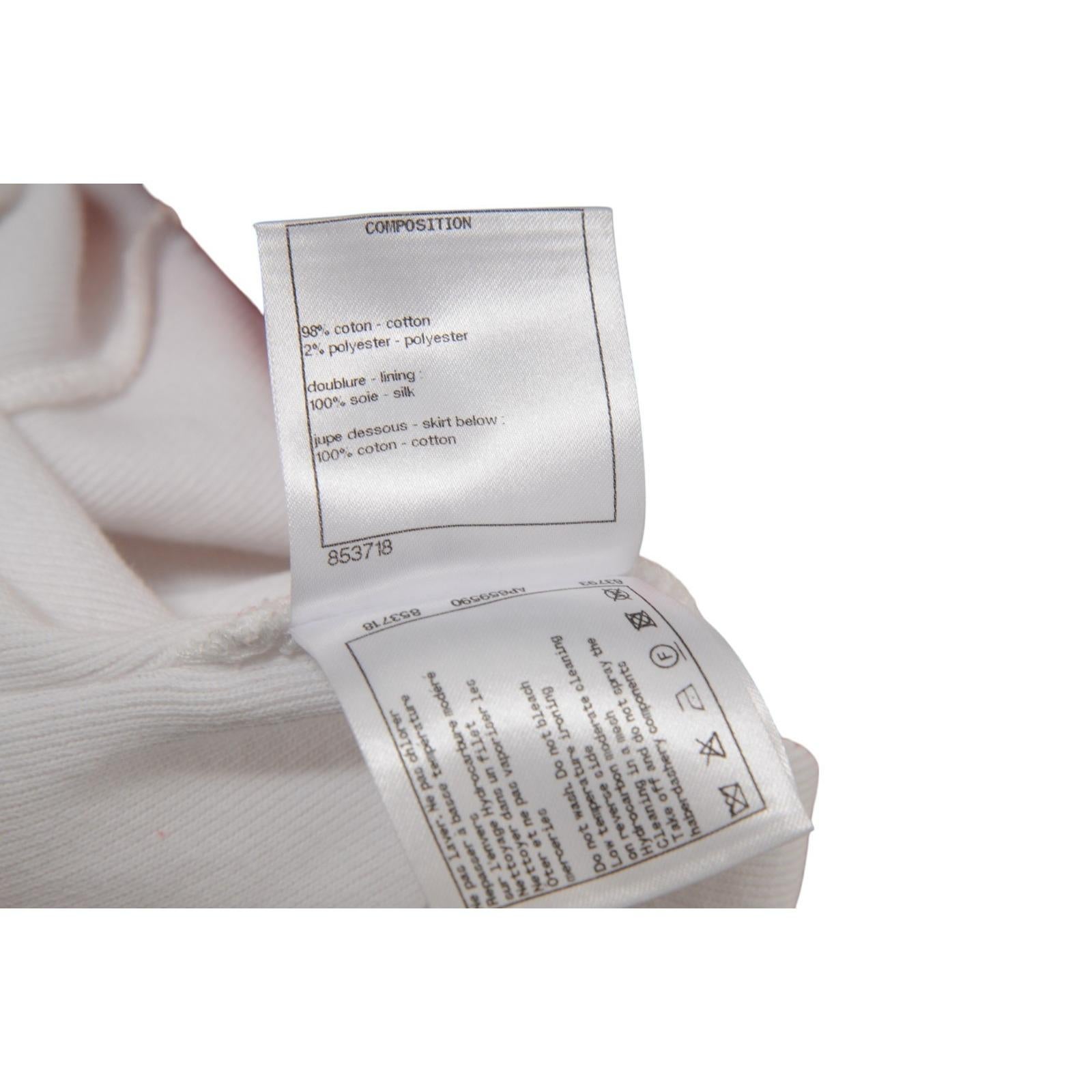 Chanel 23C Monico Tweed Minifalda Talla FR 40 Rojo Blanco CC Logo Acolchado Botón en venta 7