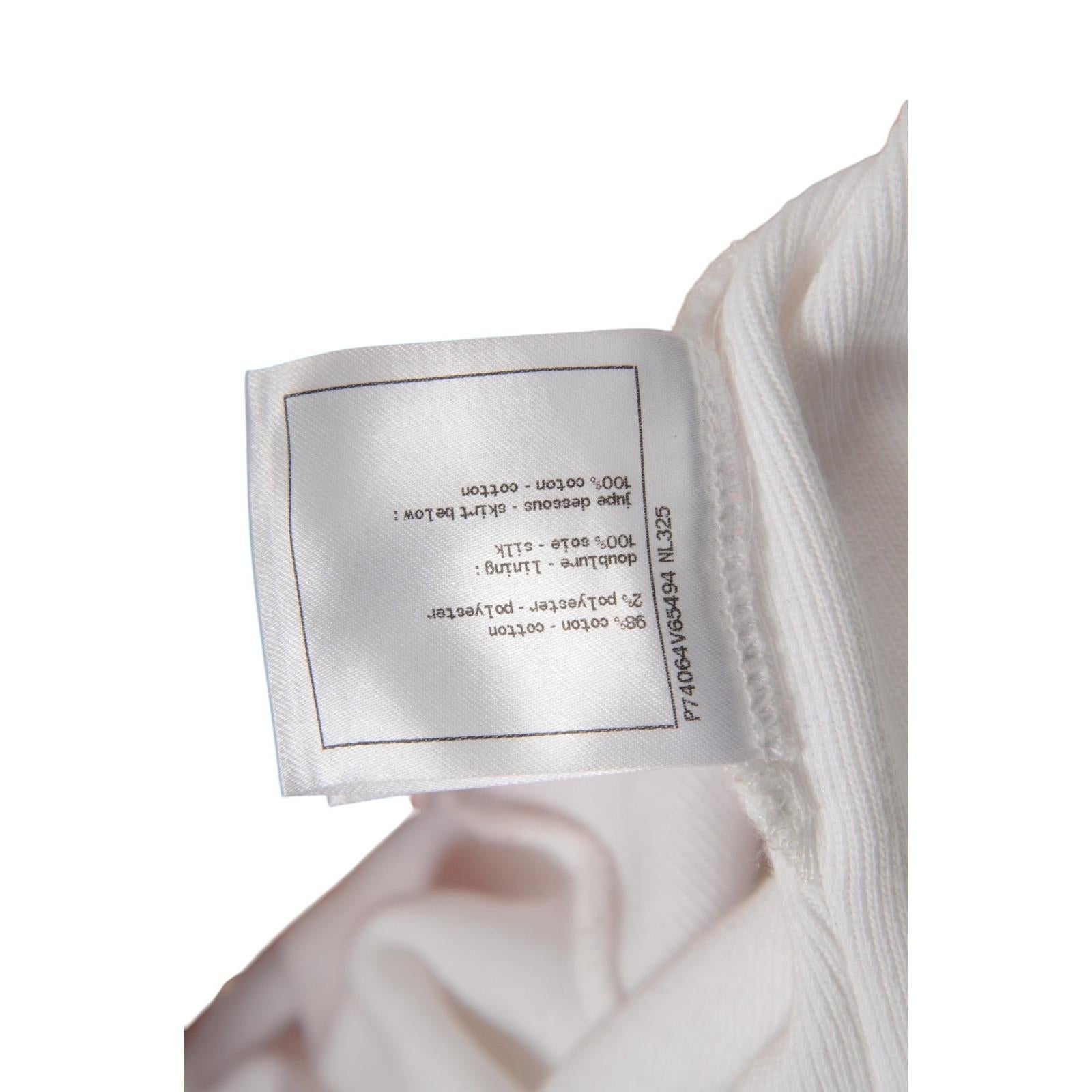 Chanel 23C Monico Tweed Minifalda Talla FR 40 Rojo Blanco CC Logo Acolchado Botón en venta 8