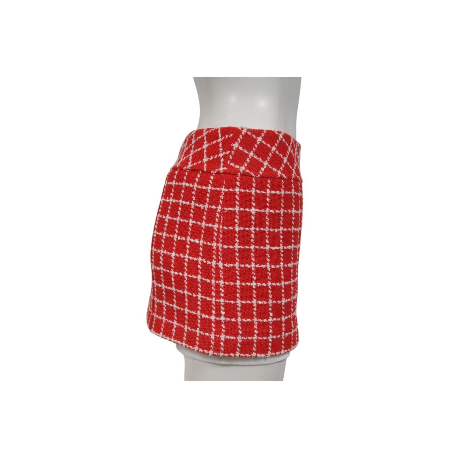 Chanel 23C Monico Tweed Minifalda Talla FR 40 Rojo Blanco CC Logo Acolchado Botón en venta 12